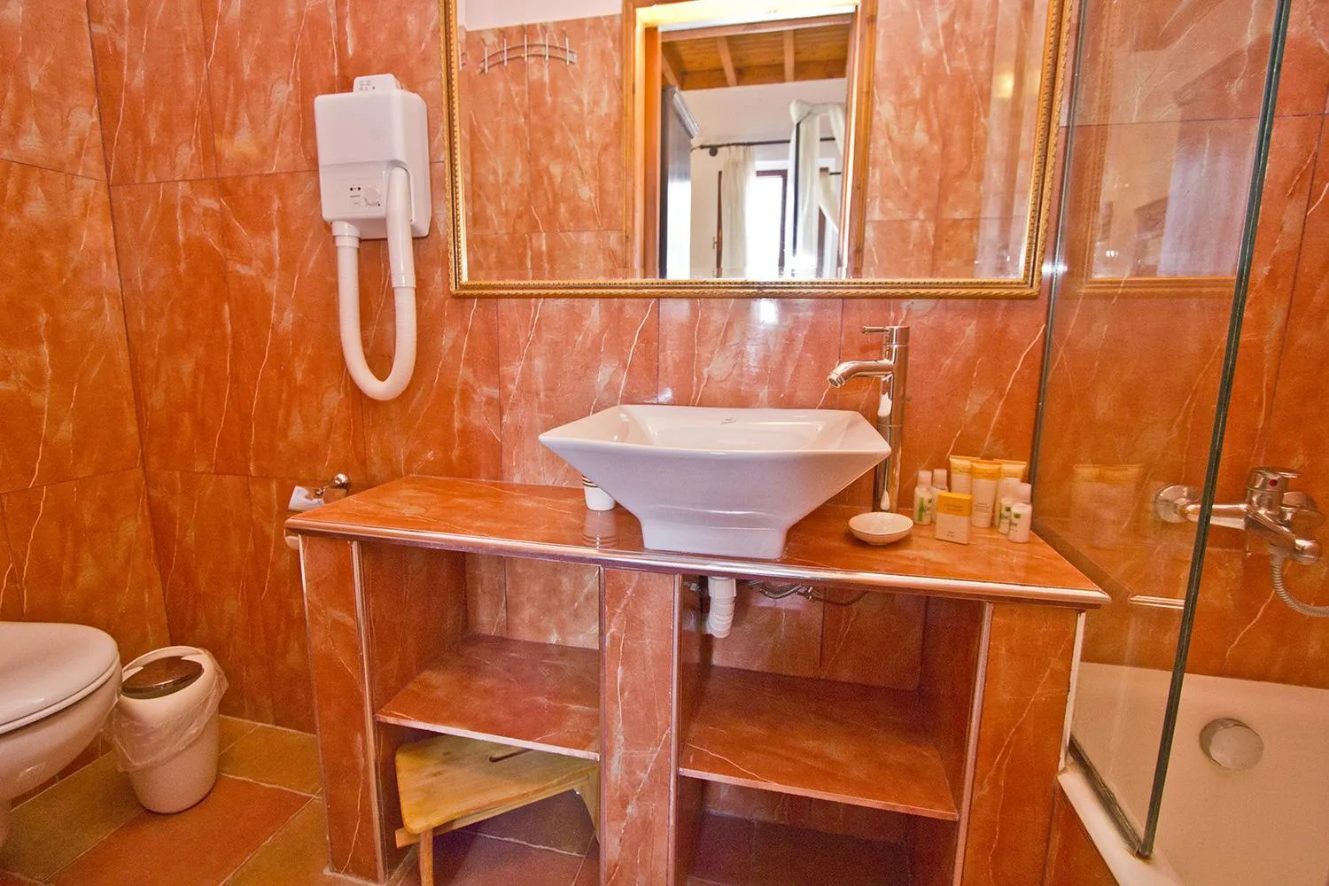 Bathroom in Camelot Traditional & Classic Hotel