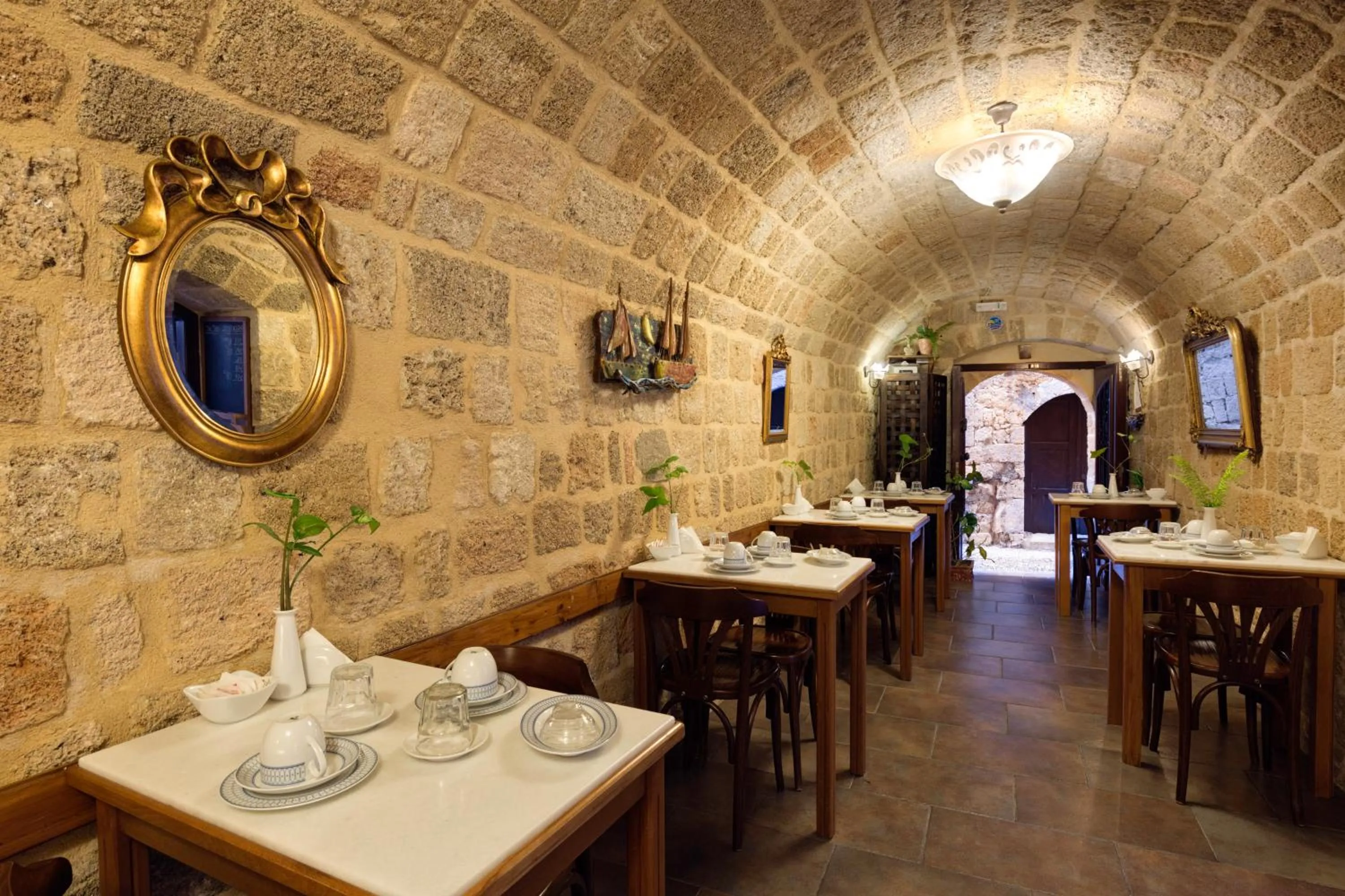 Restaurant/places to eat in Camelot Traditional & Classic Hotel