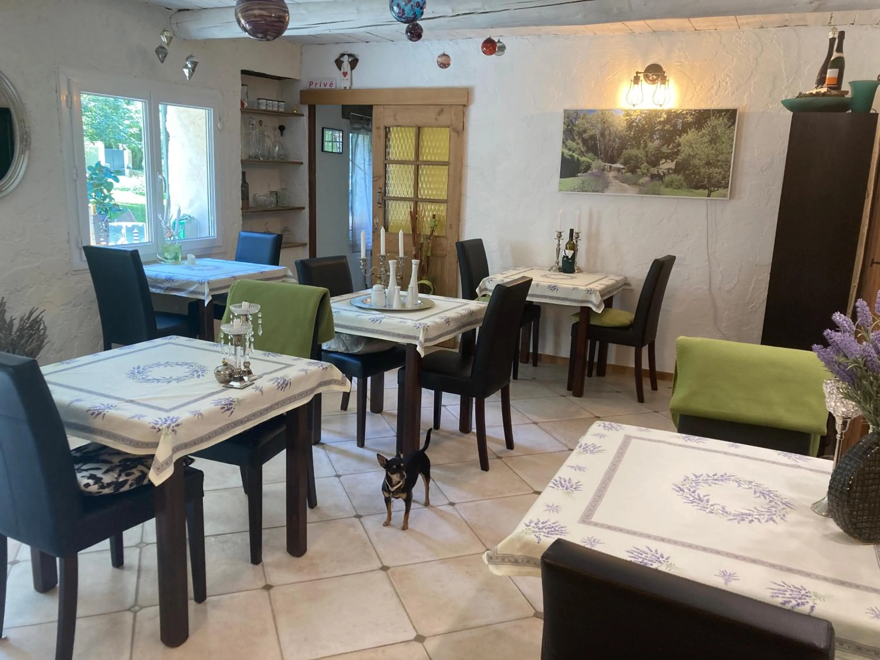 Dining area in Le Mas aux Arômes