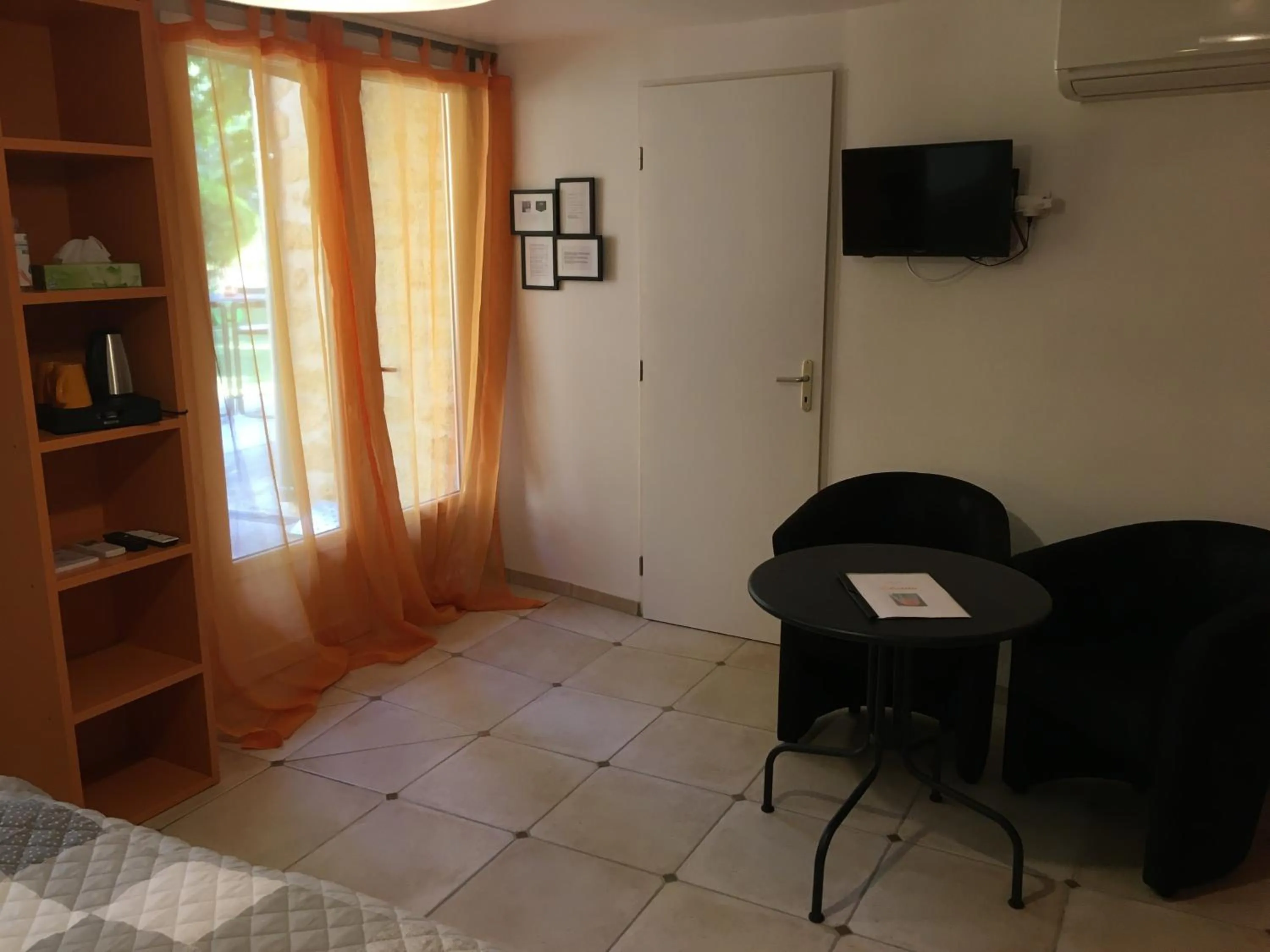 Photo of the whole room in Le Mas aux Arômes