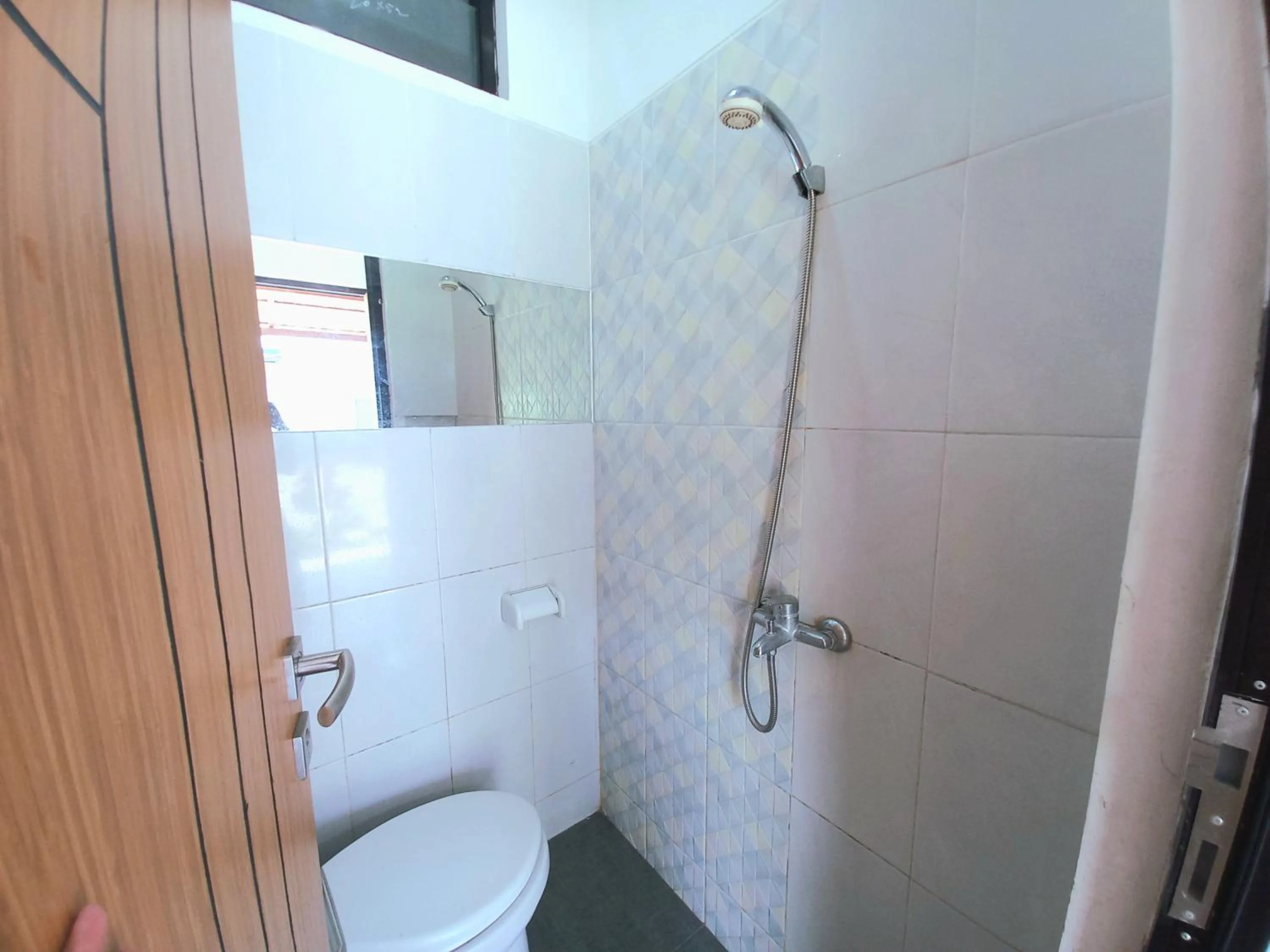 Bathroom in Hotel Jogja Kili Suci By Simply Homy