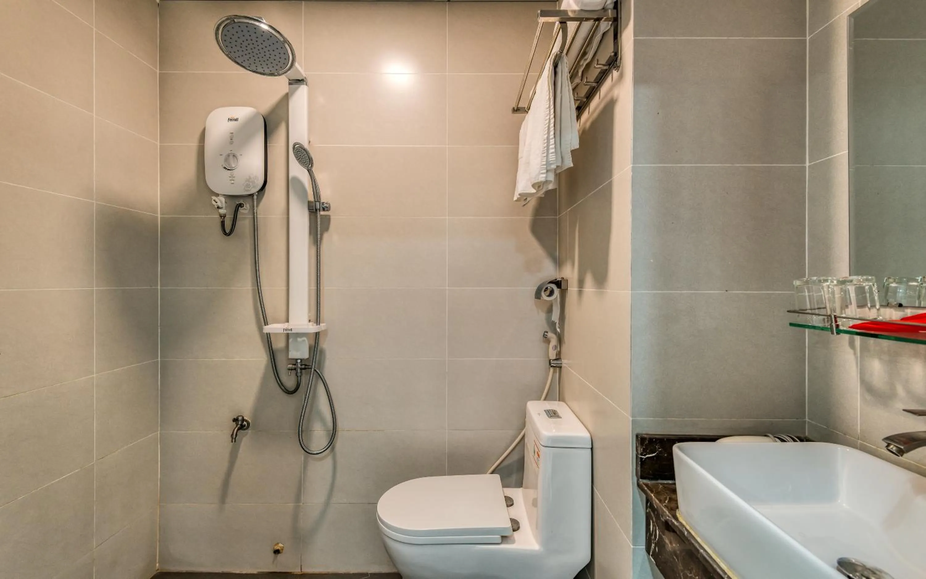 Shower in Cherry Hotel and Apartment