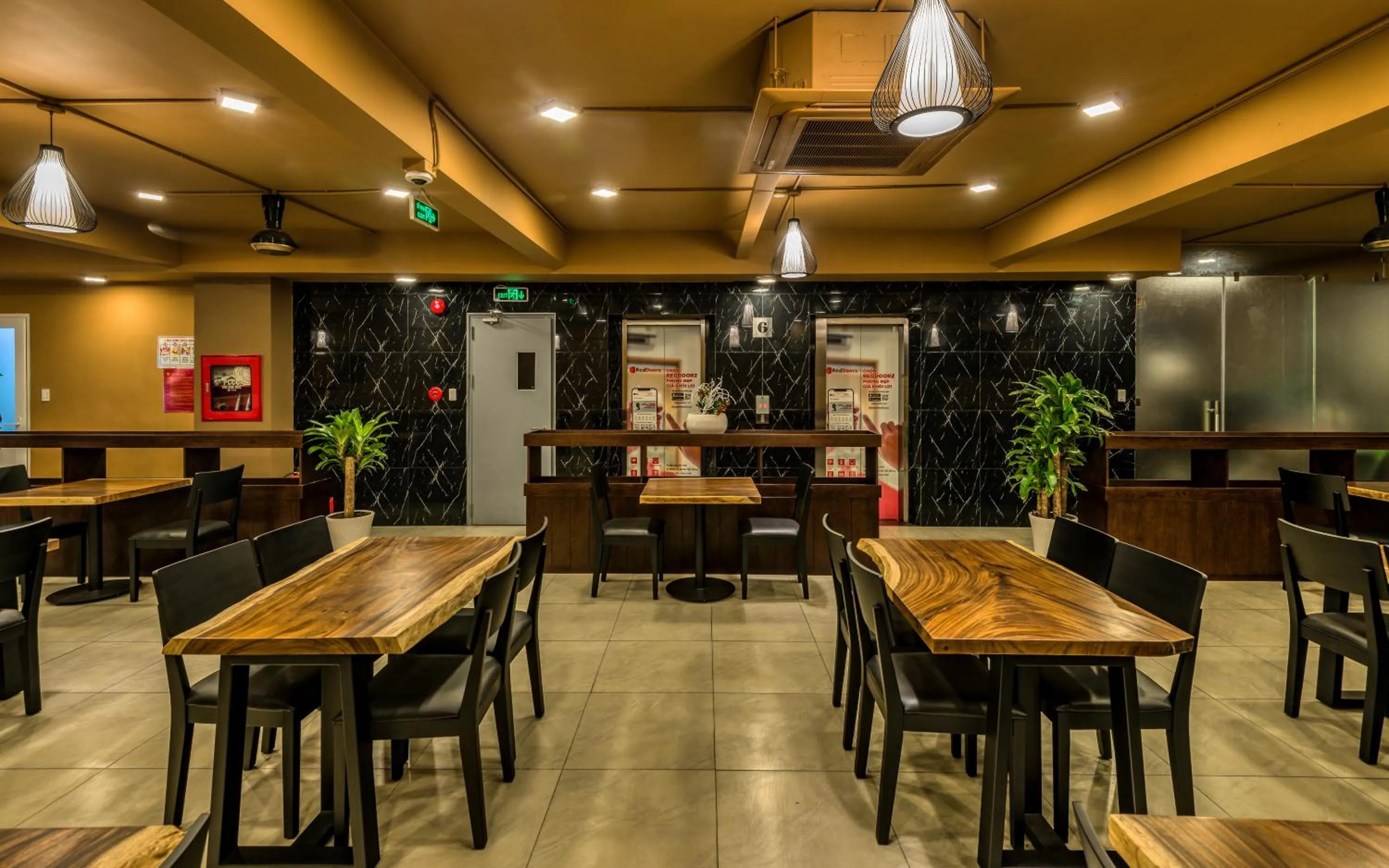 Restaurant/places to eat in Cherry Hotel and Apartment