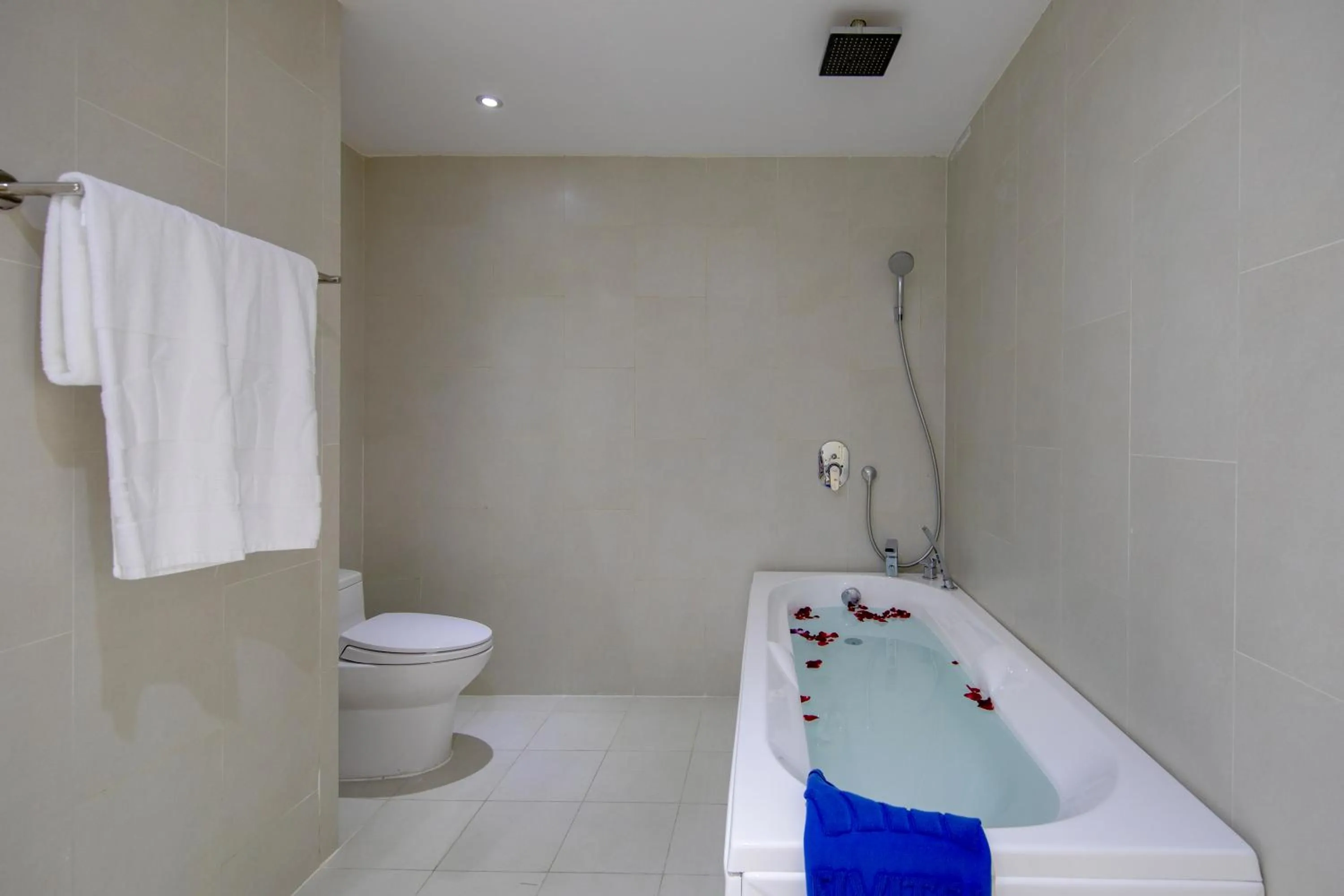 Shower in Fivitel Boutique Da Nang