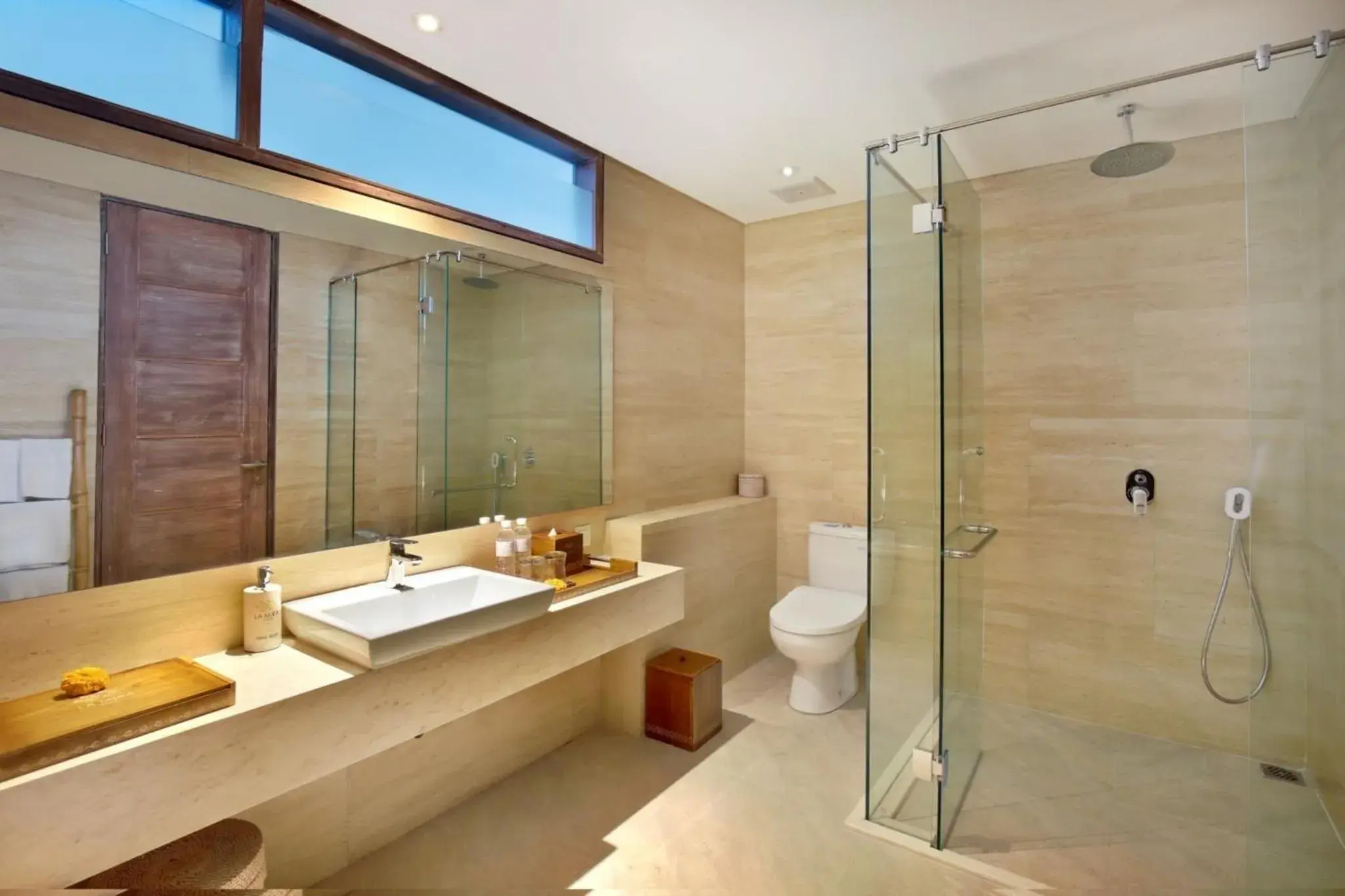Bathroom in La Mira Villa Seminyak by Ini Vie Hospitality Bathroom in La Mira Villa Seminyak by Ini Vie Hospitality