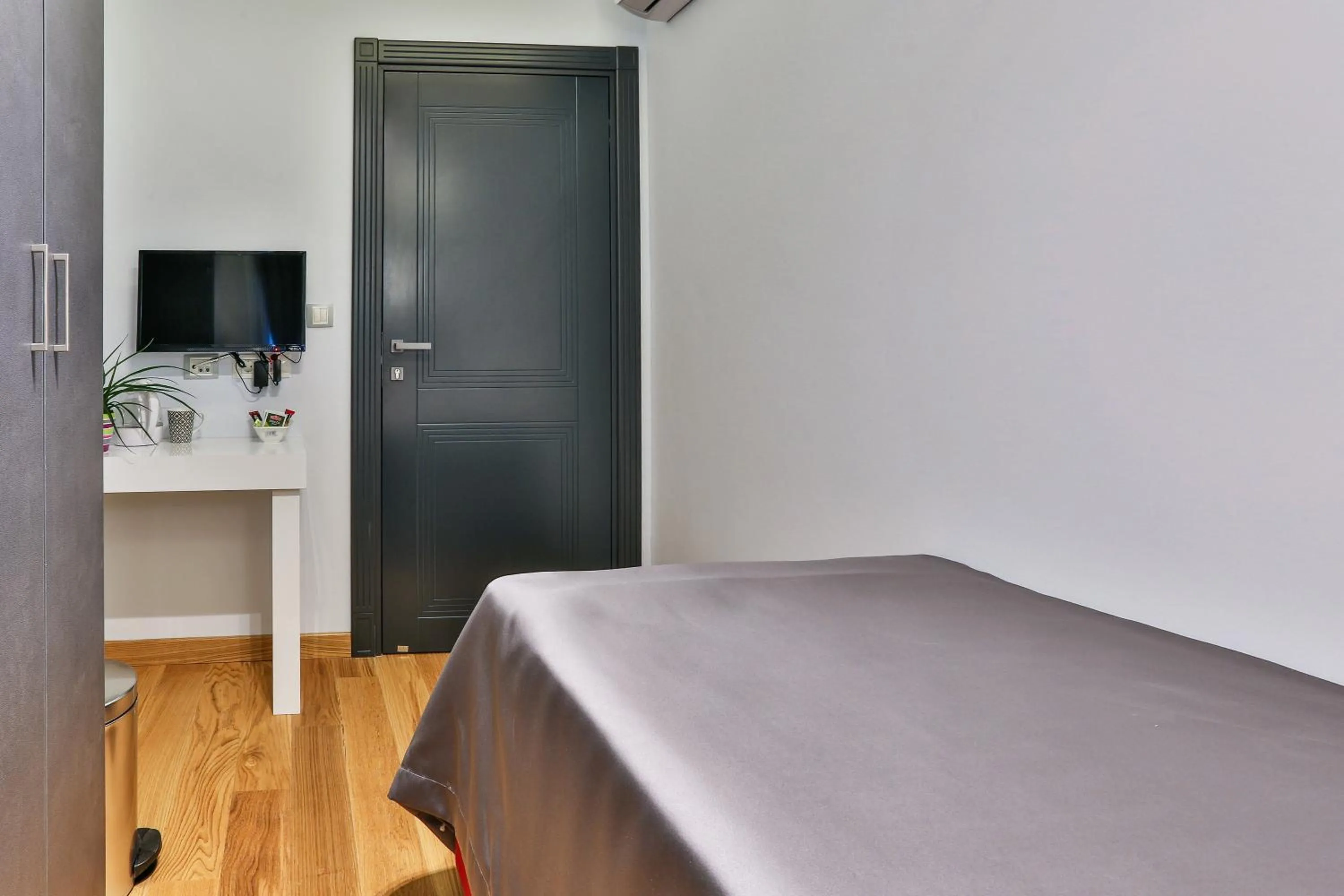 Photo of the whole room, Bed in Hotel M