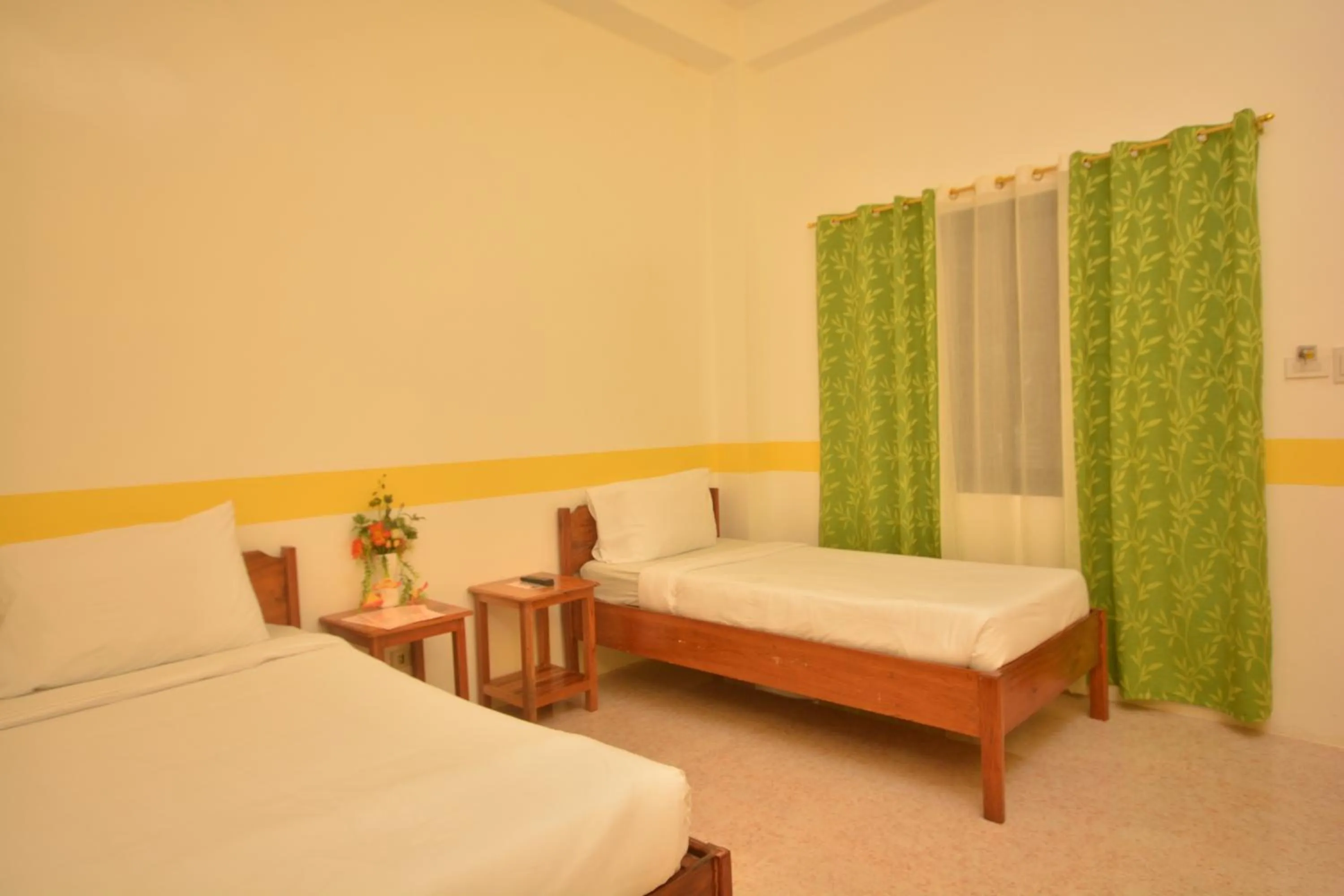 Bed in White Summerville Tourist Inn