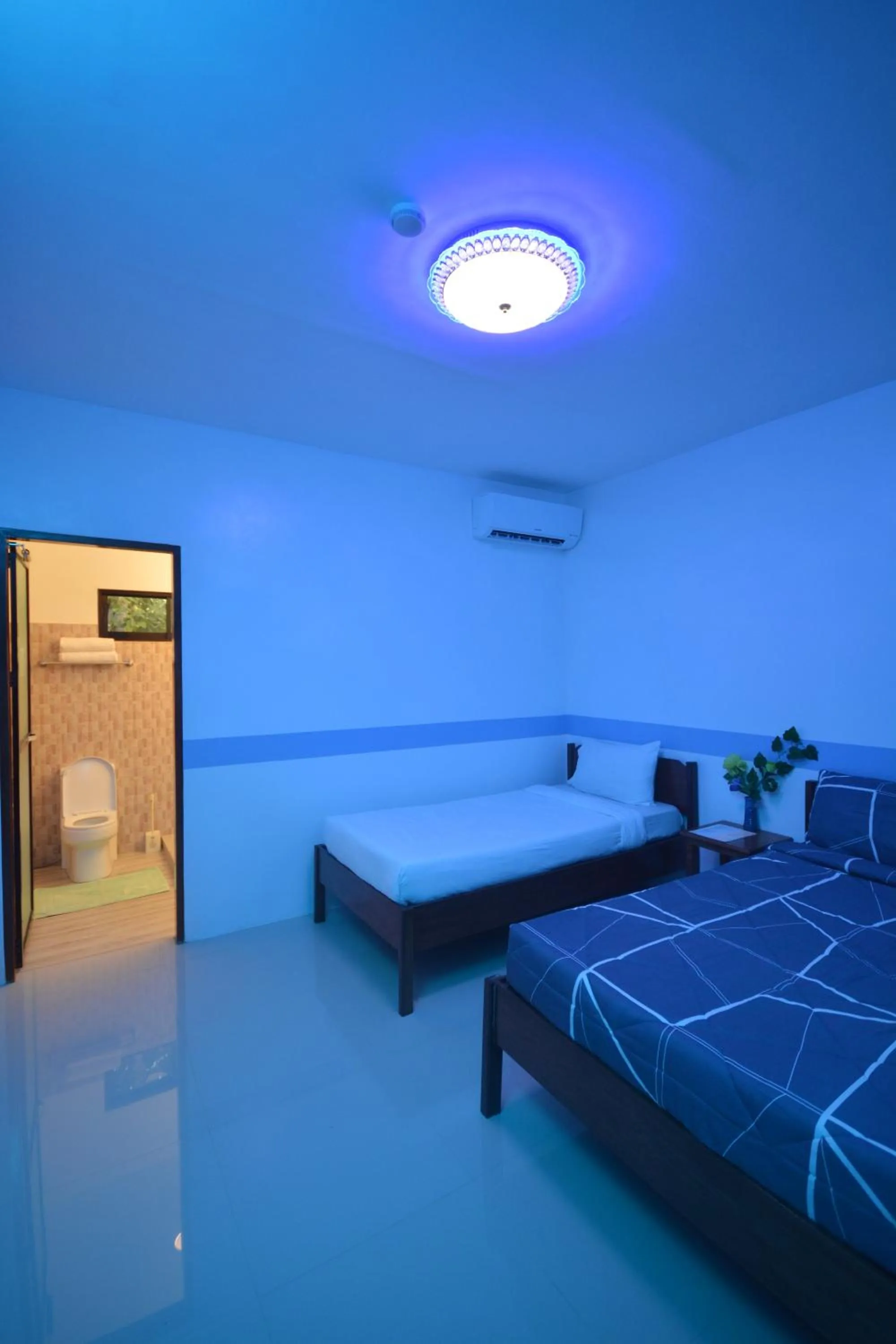 Bedroom, Bed in White Summerville Tourist Inn