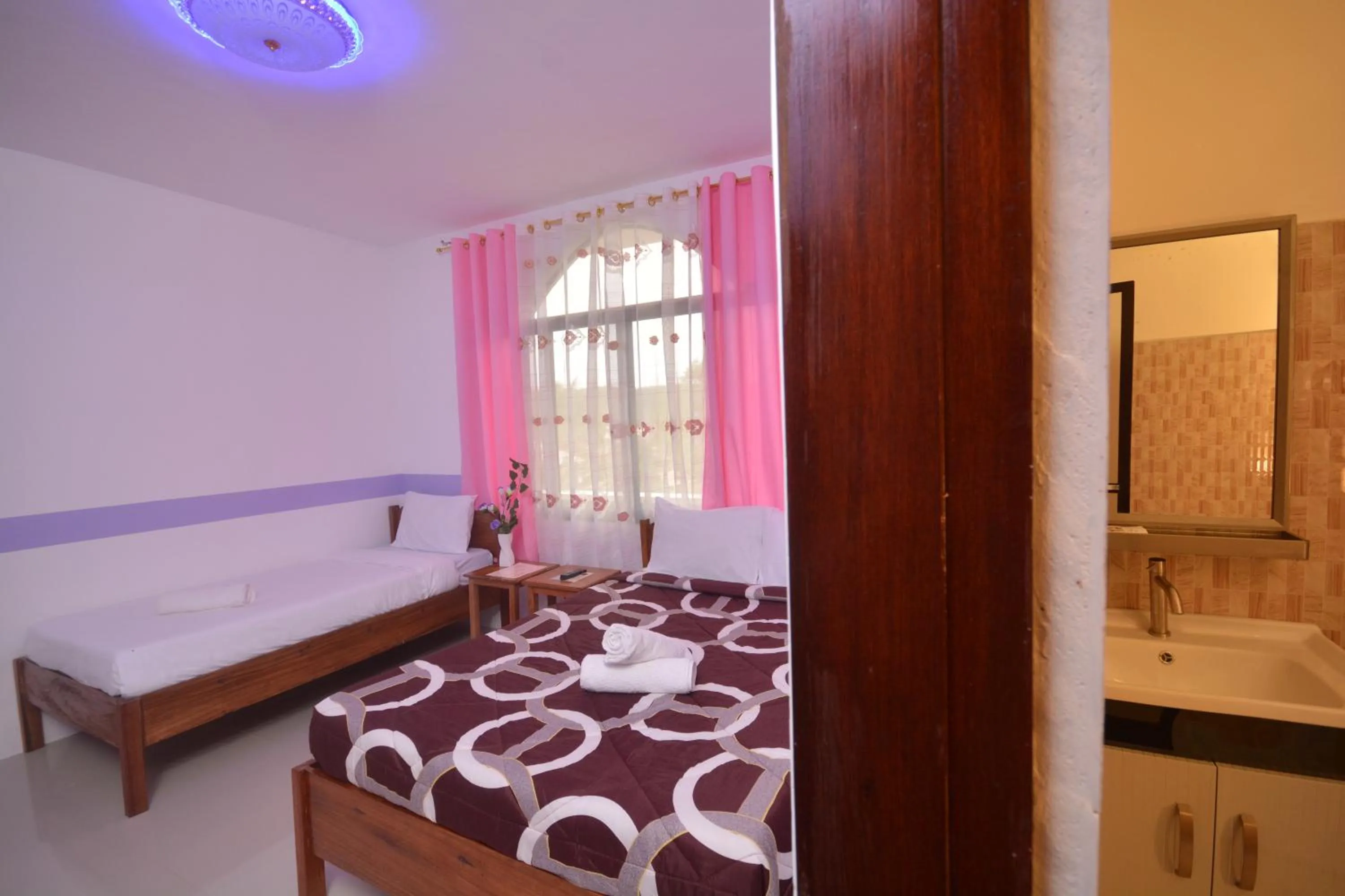 Bed in White Summerville Tourist Inn