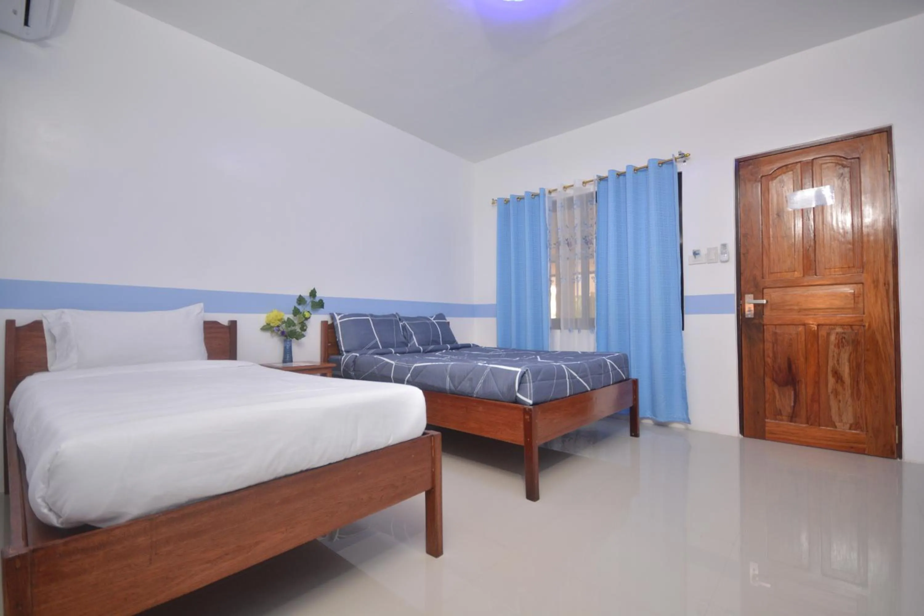 Bedroom, Bed in White Summerville Tourist Inn
