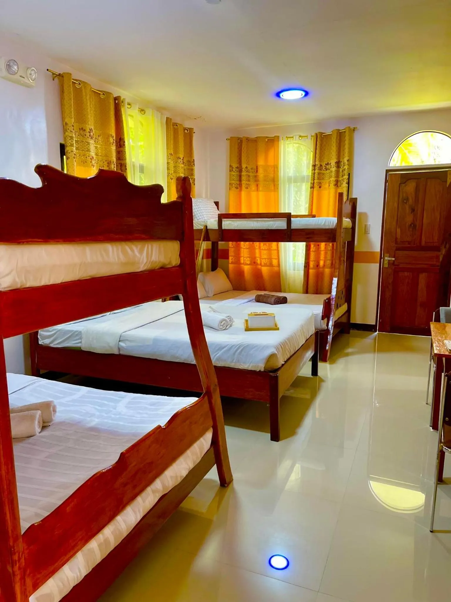 Bed in White Summerville Tourist Inn