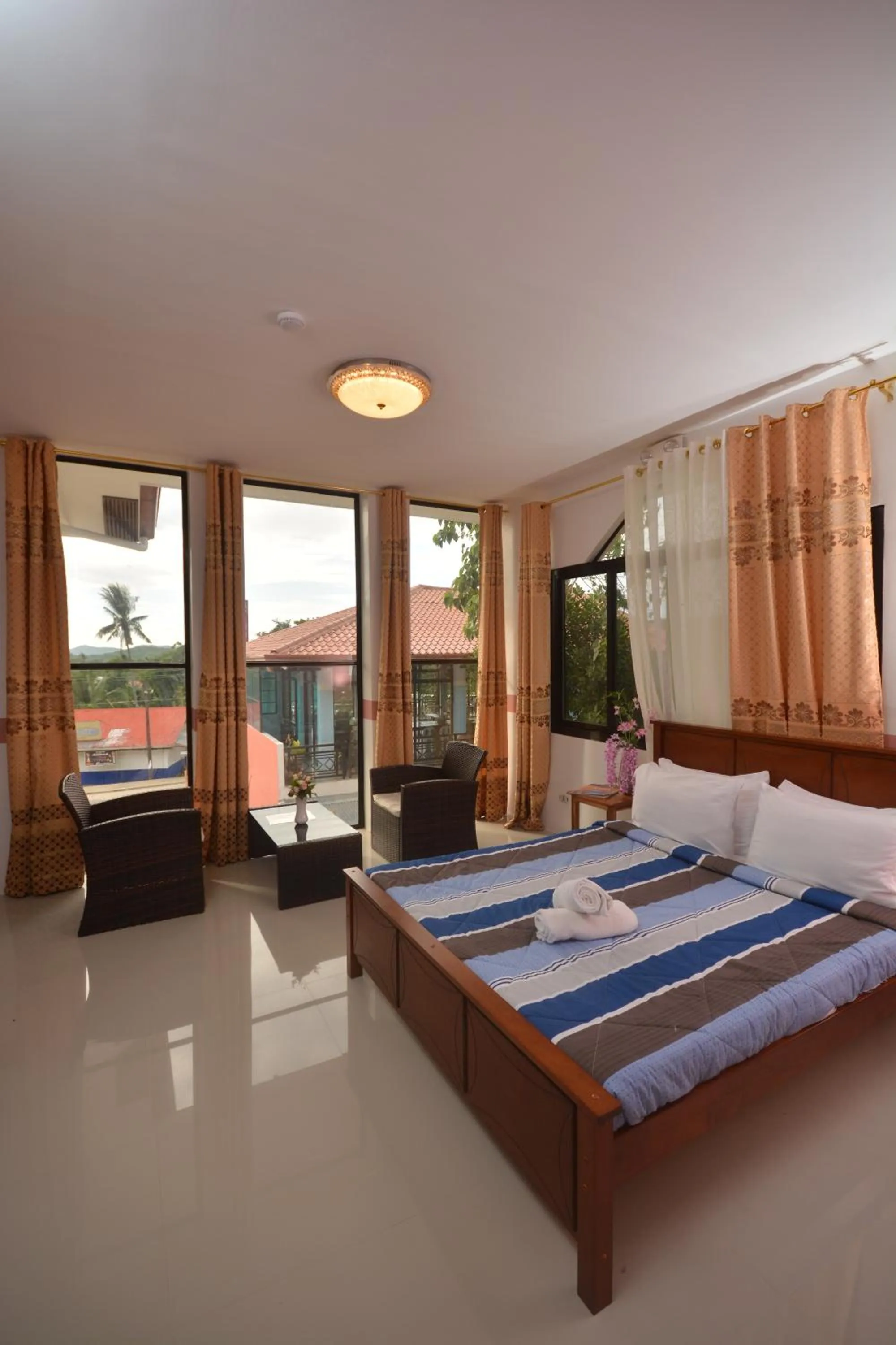 Bed in White Summerville Tourist Inn