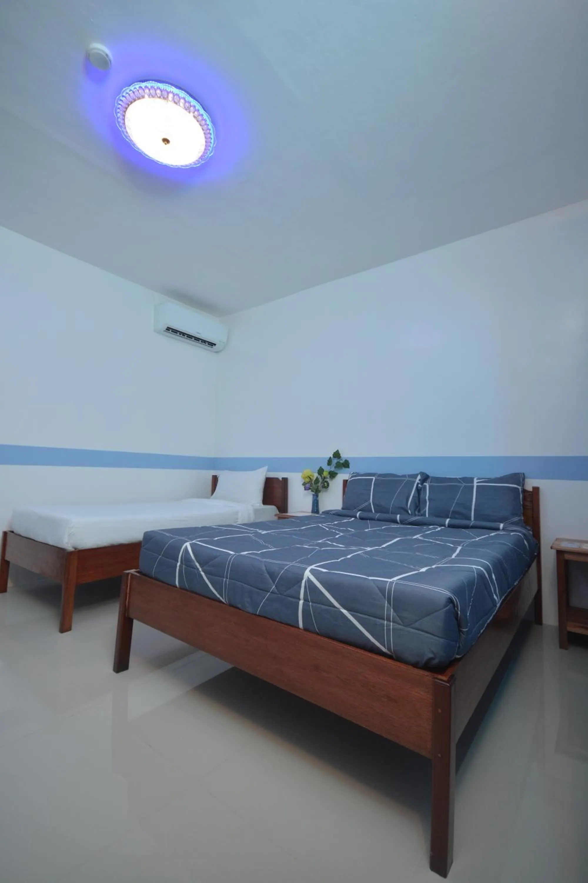 Bed in White Summerville Tourist Inn