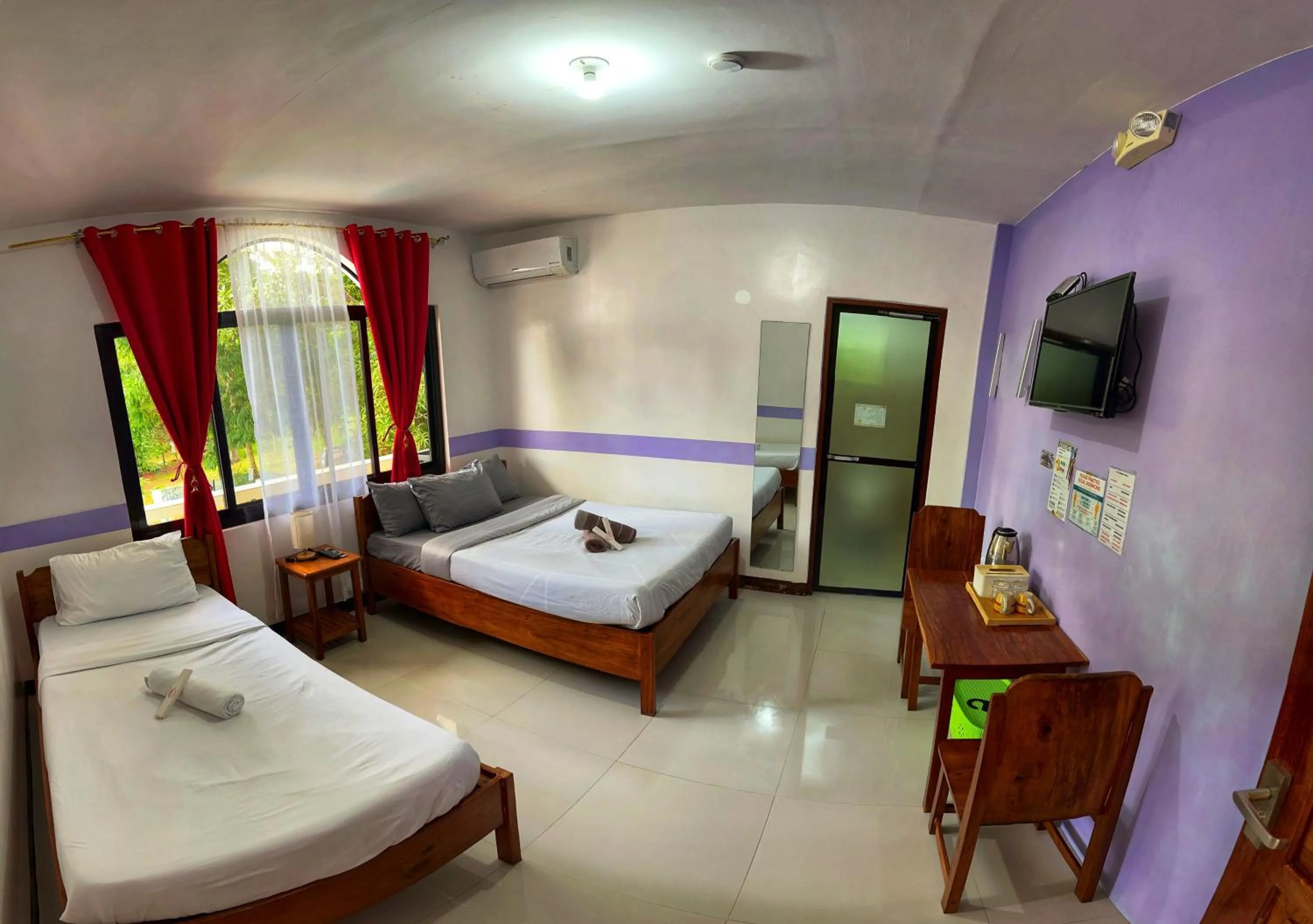 Bedroom, Bed in White Summerville Tourist Inn