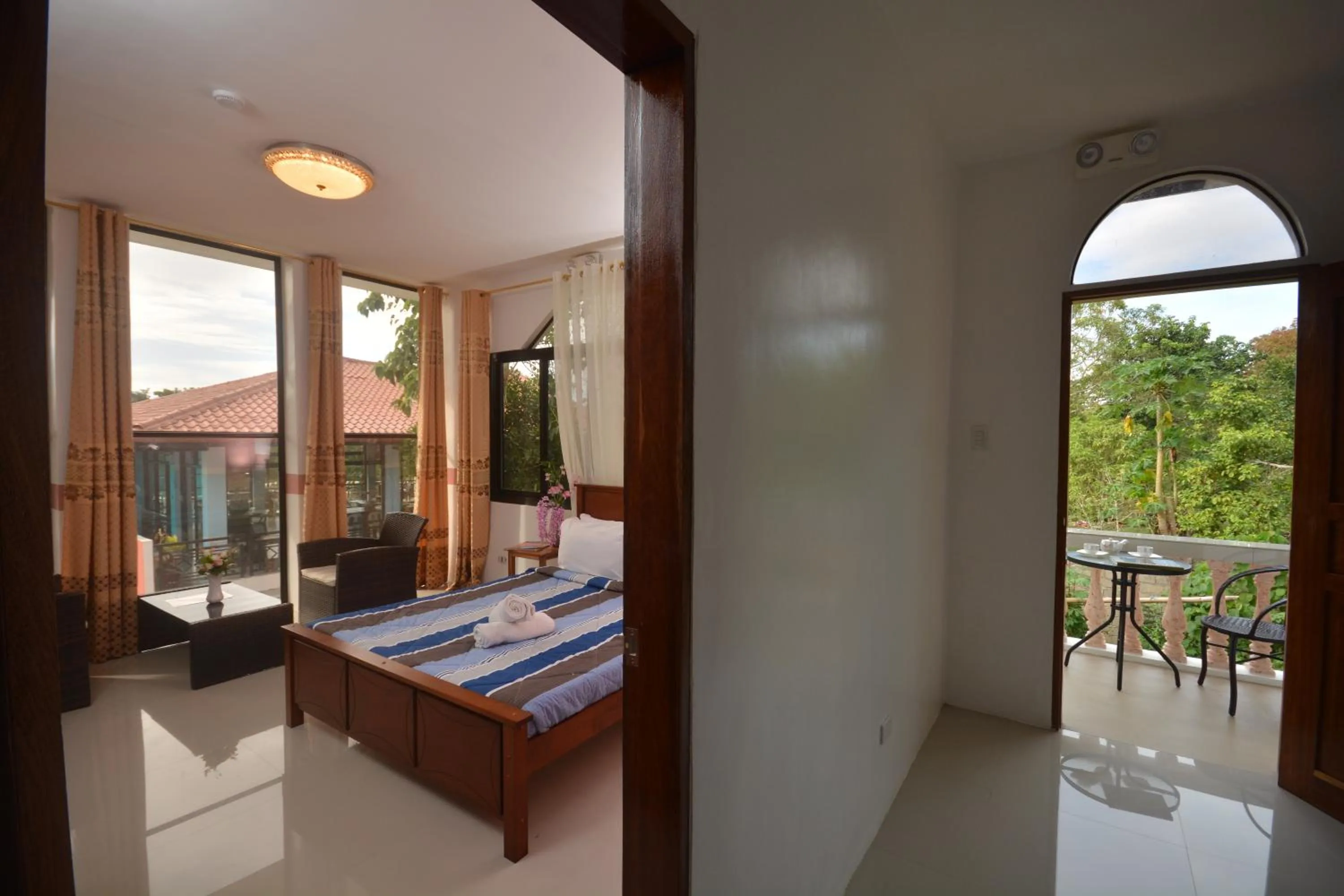 Bedroom, Bed in White Summerville Tourist Inn
