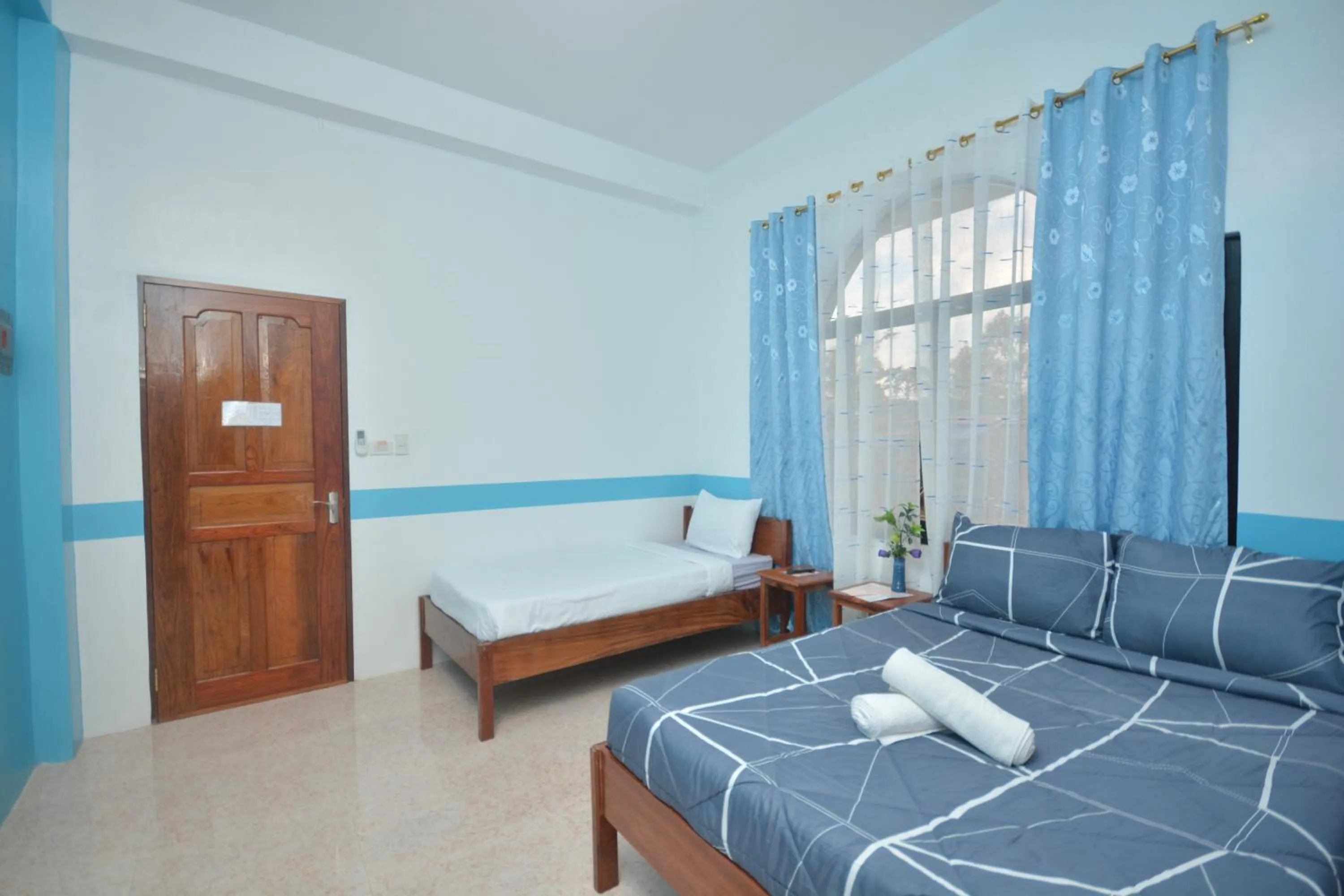 Bed in White Summerville Tourist Inn