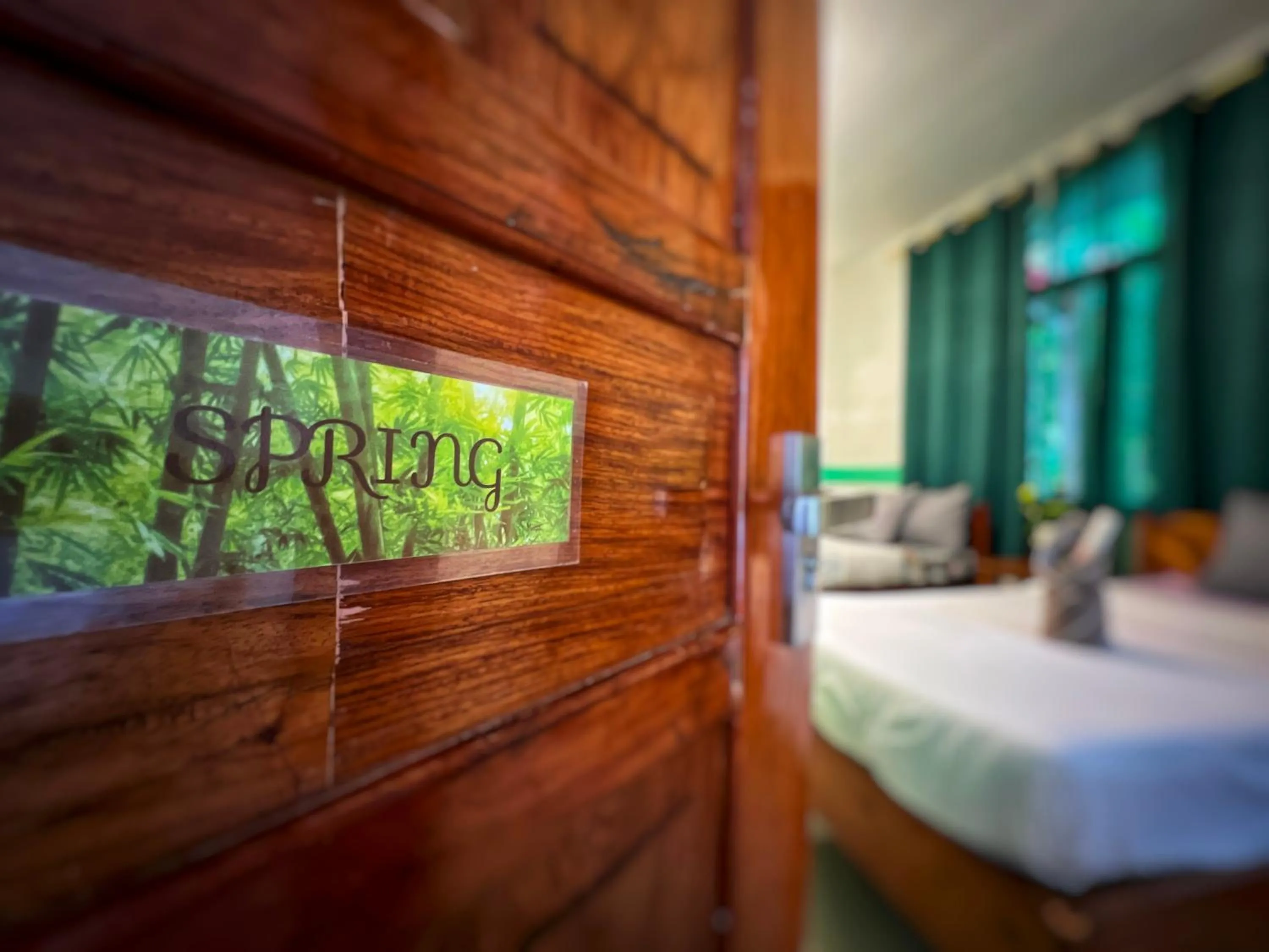 Bedroom, Bed in White Summerville Tourist Inn