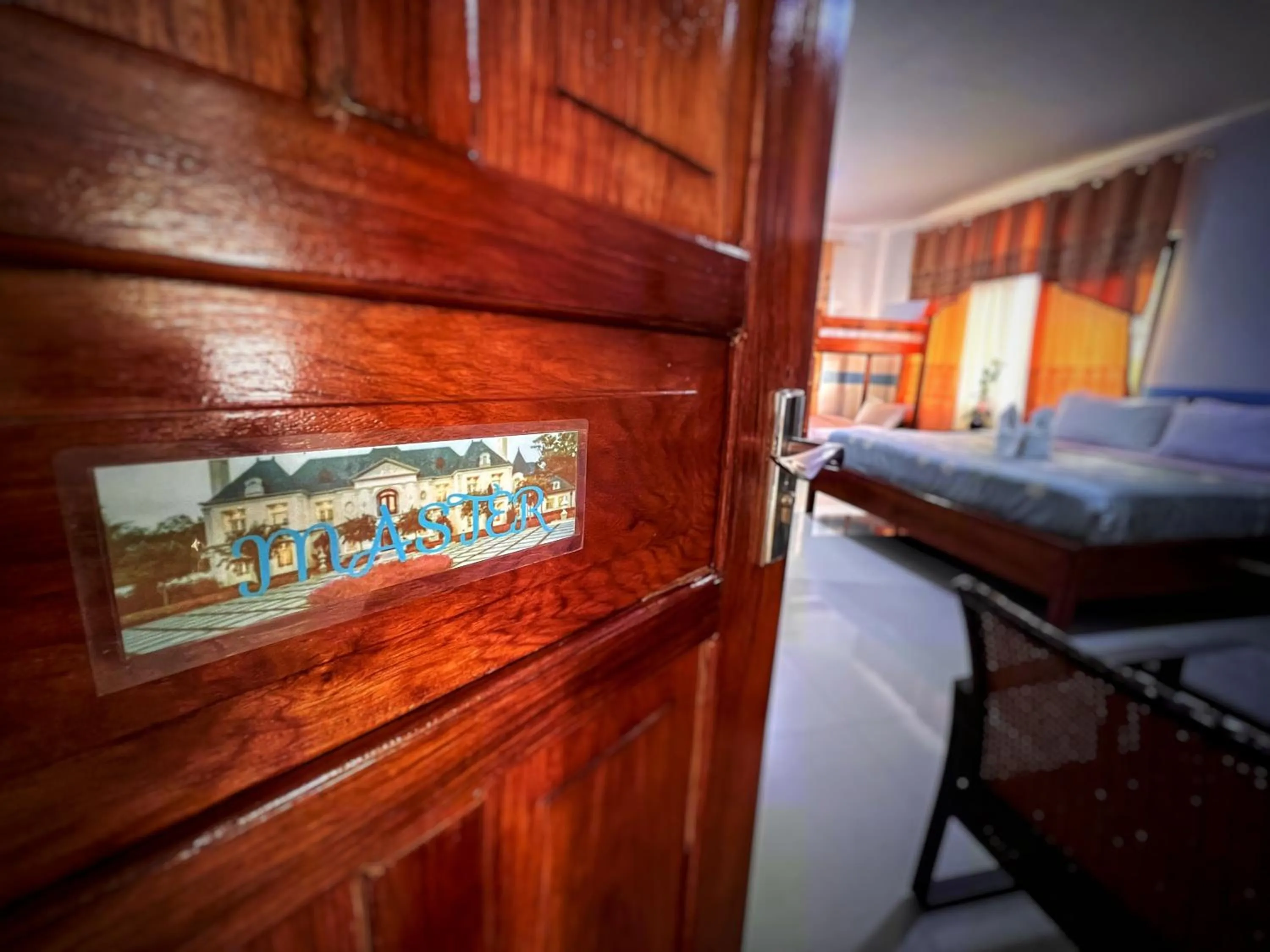Bedroom, Bed in White Summerville Tourist Inn