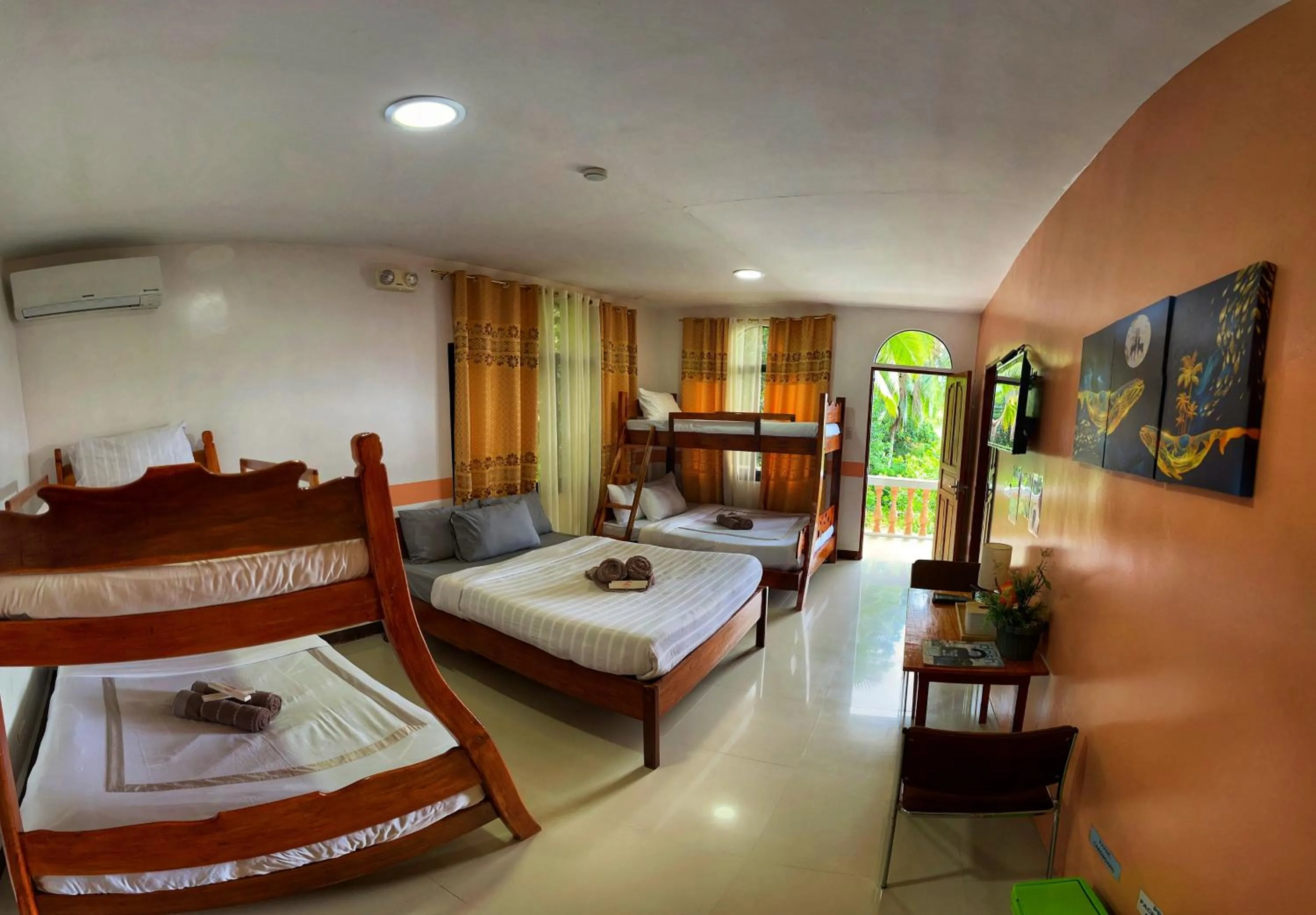 Bedroom, Bed in White Summerville Tourist Inn