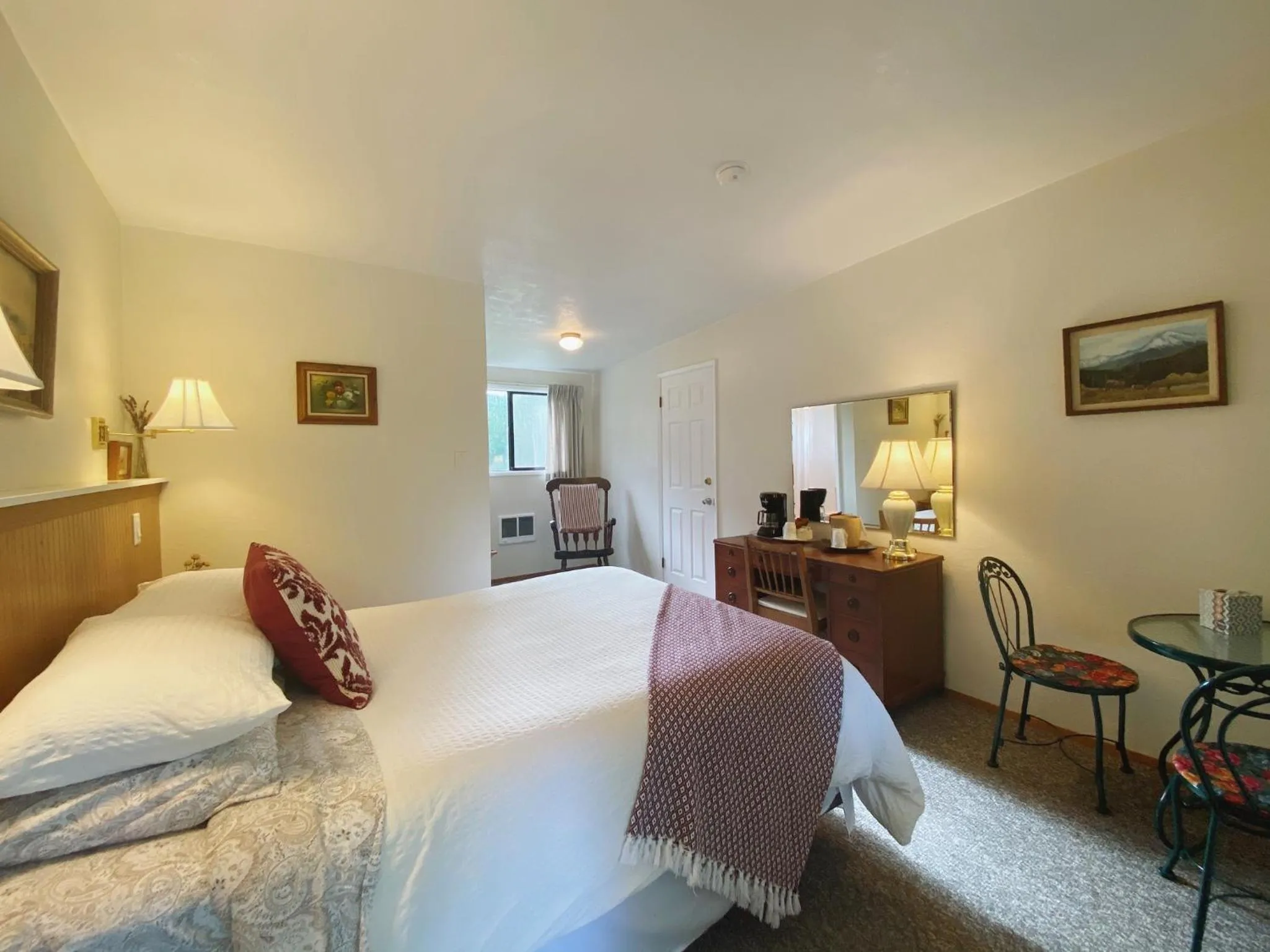 Photo of the whole room, Bed in Emerald Valley Inn