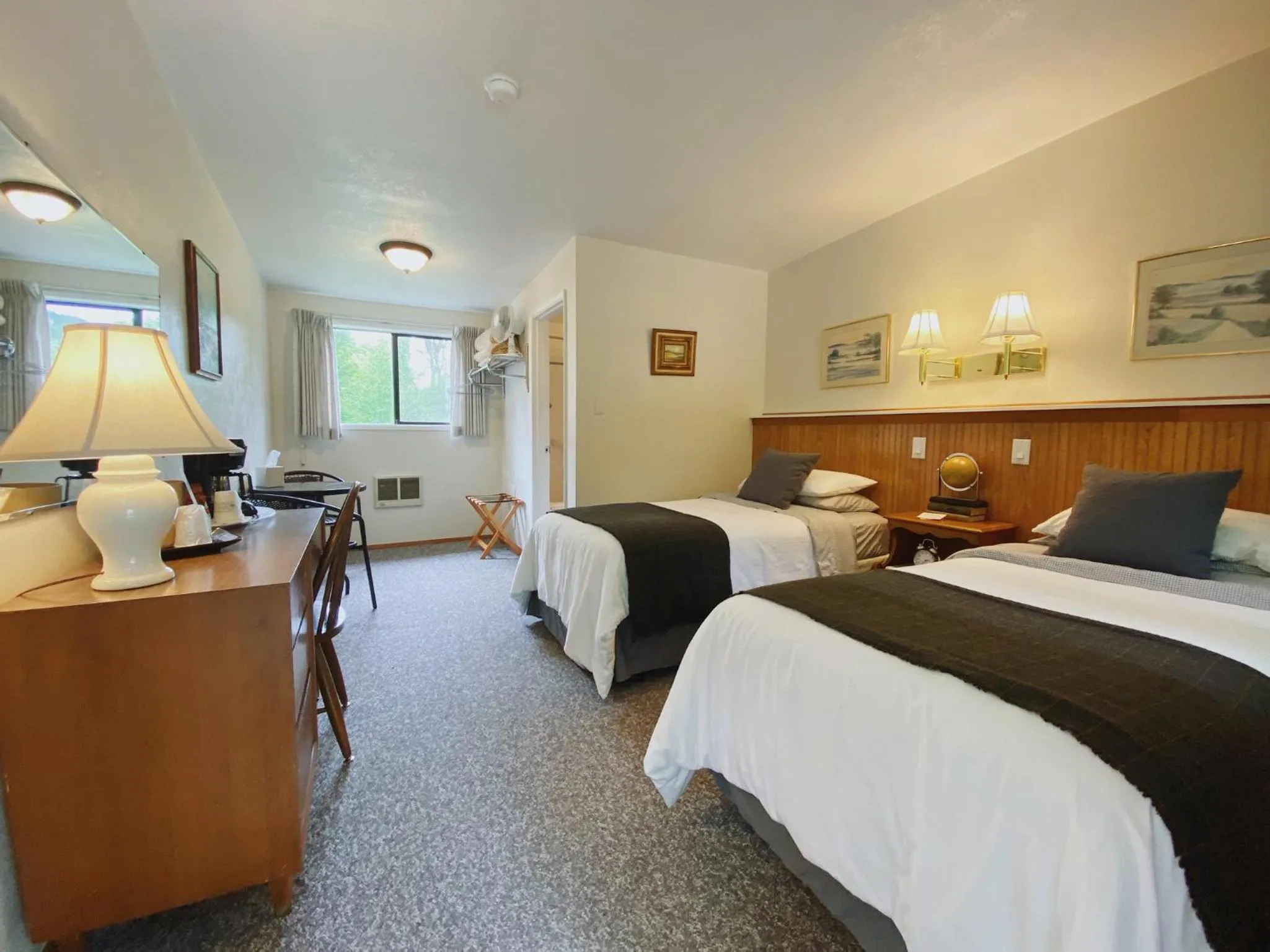 Photo of the whole room, Bed in Emerald Valley Inn