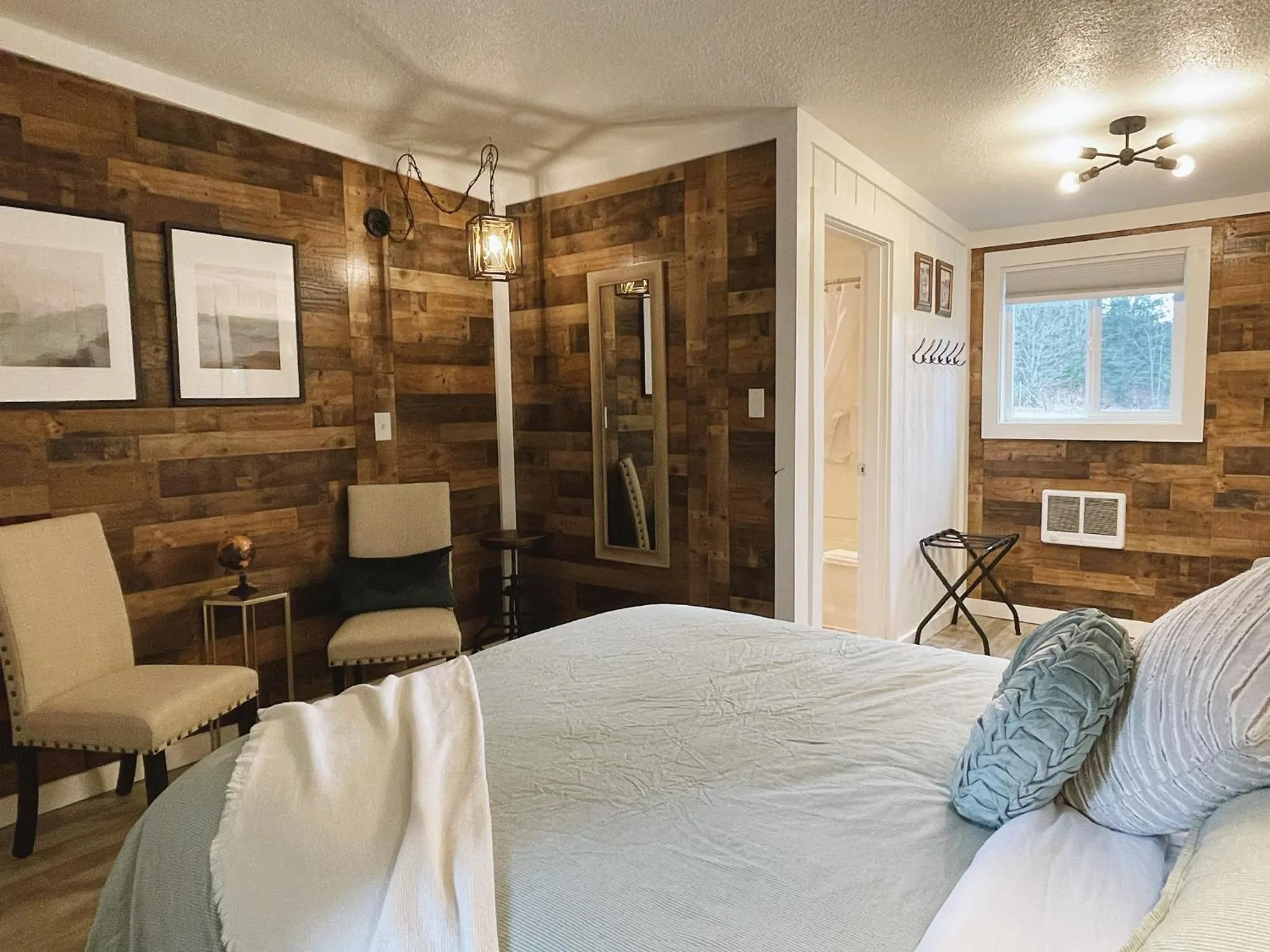 Bed in Emerald Valley Inn