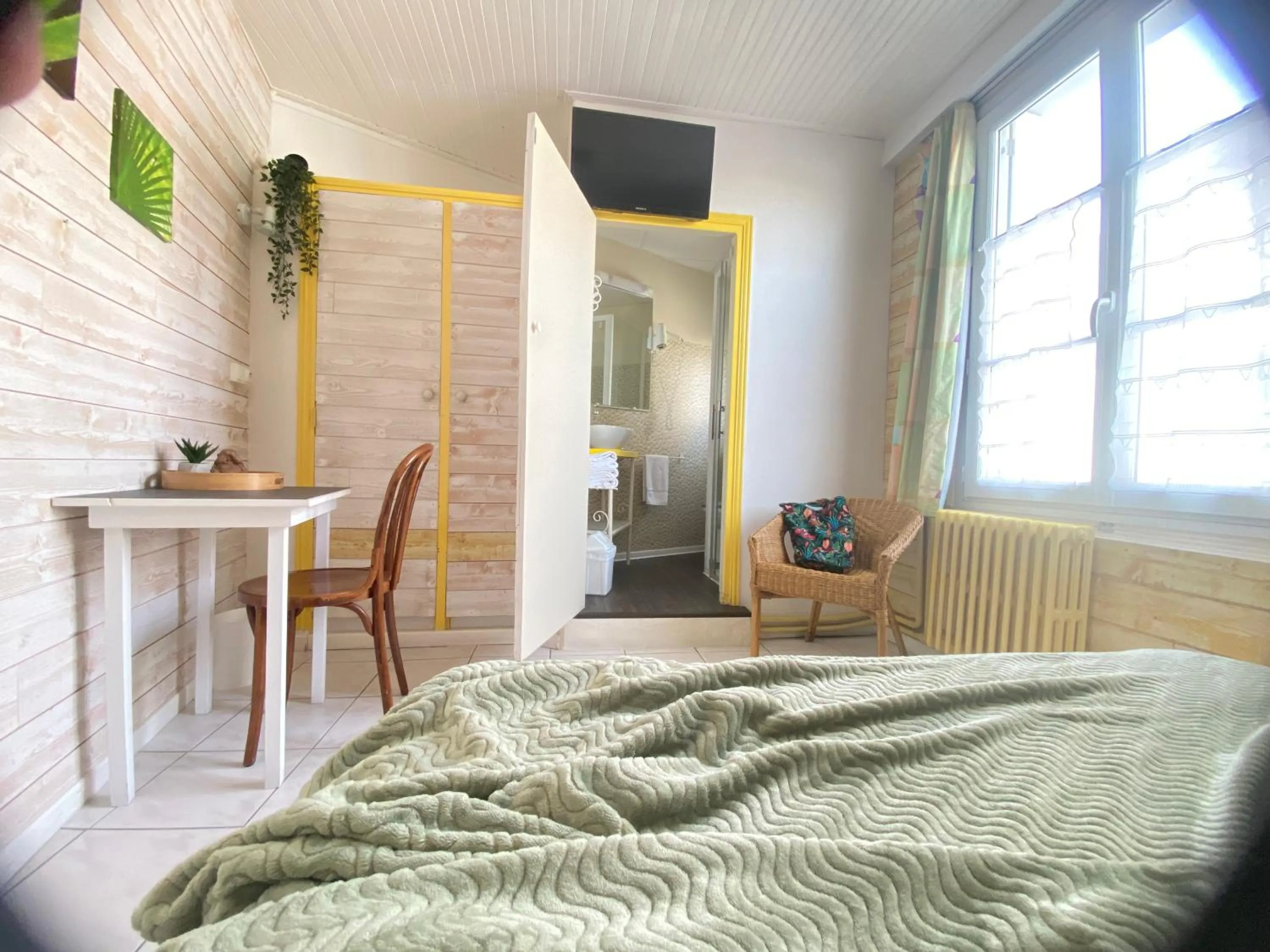 Photo of the whole room, Bed in Hotel de l'Atlantique