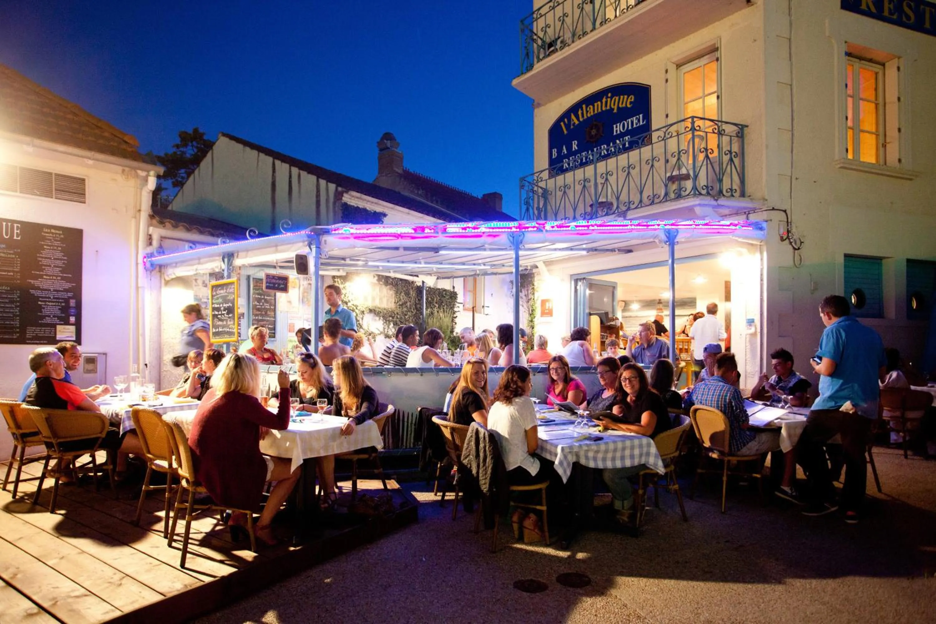 People in Hotel de l'Atlantique