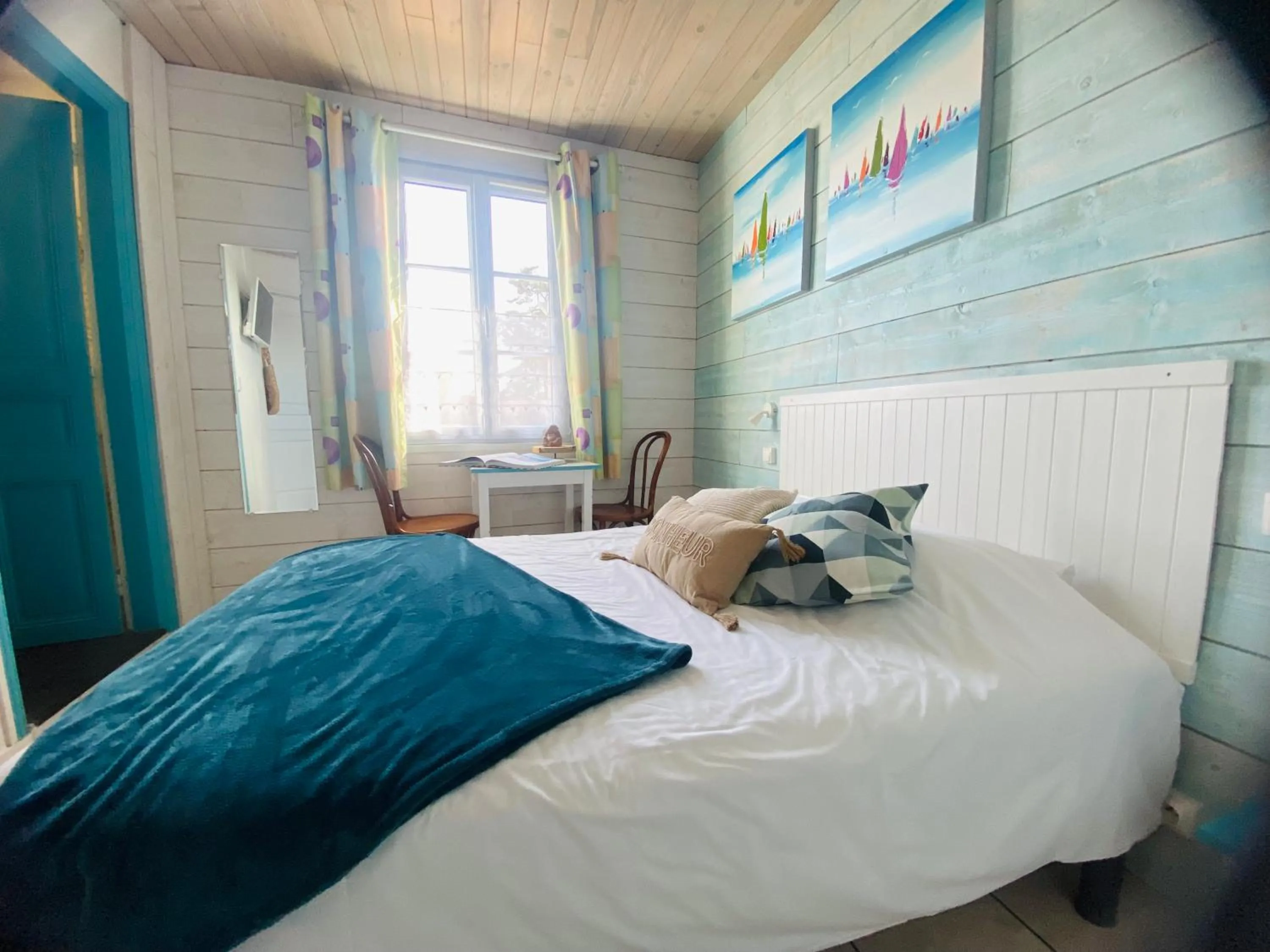 Photo of the whole room, Bed in Hotel de l'Atlantique