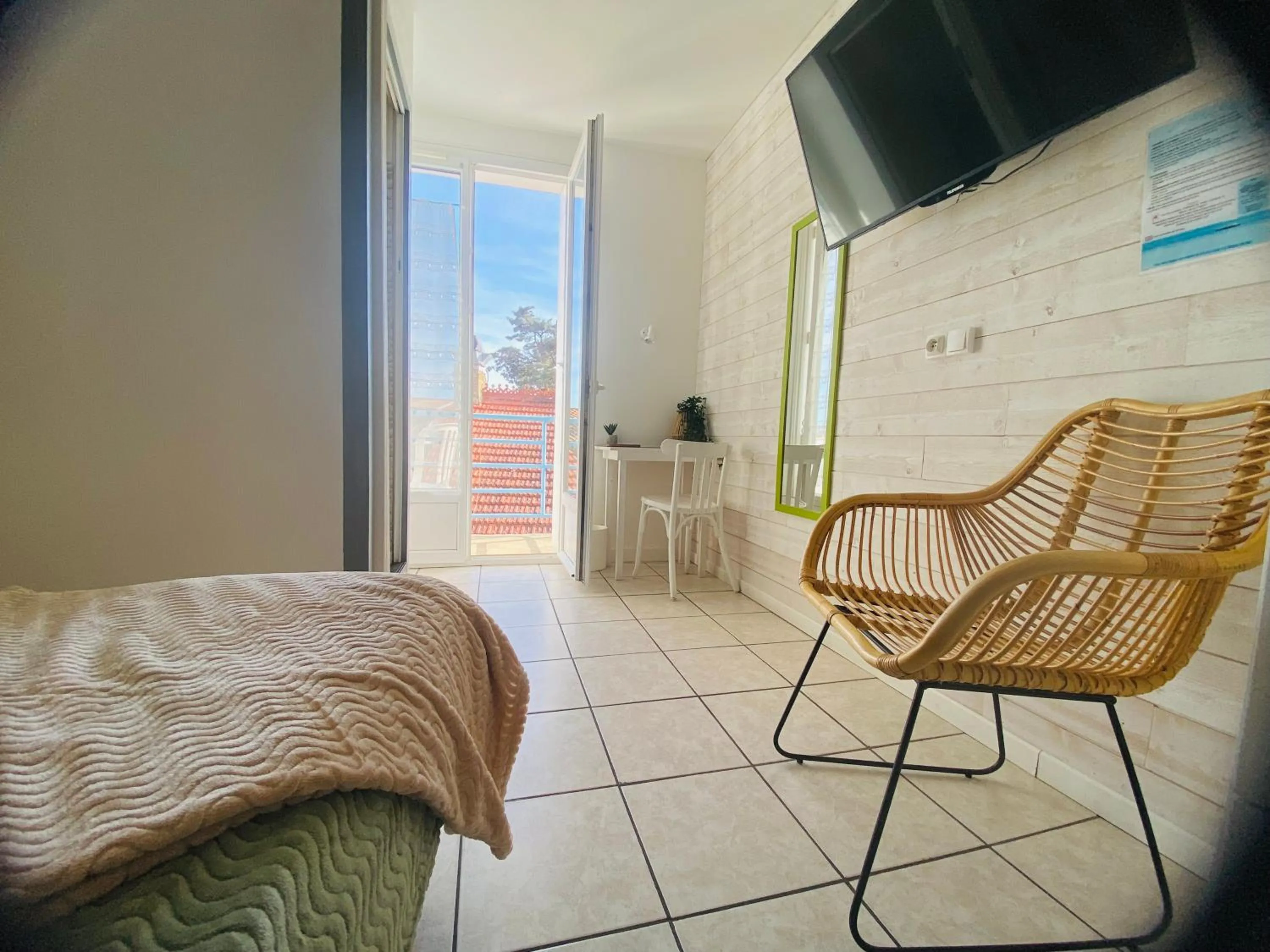 Photo of the whole room, Bed in Hotel de l'Atlantique