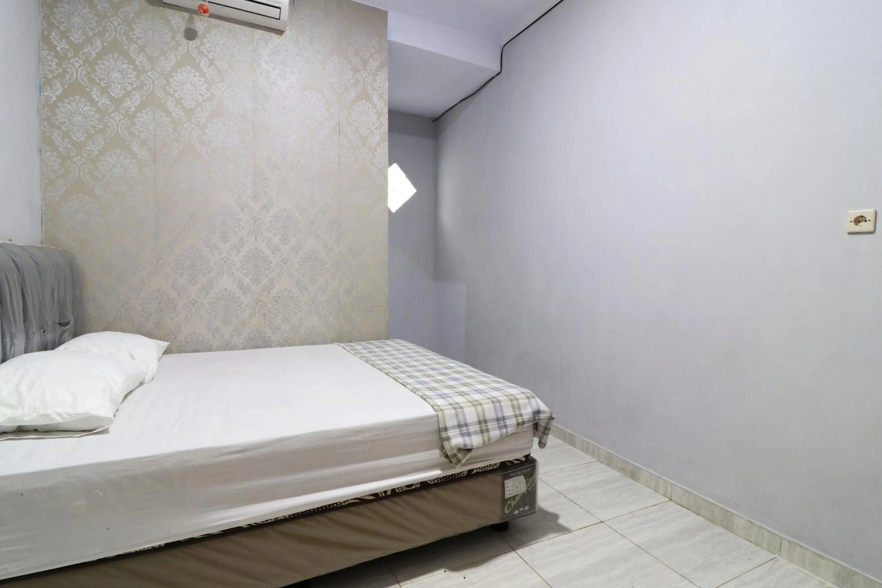 Bedroom, Bed in Ombey Guest House