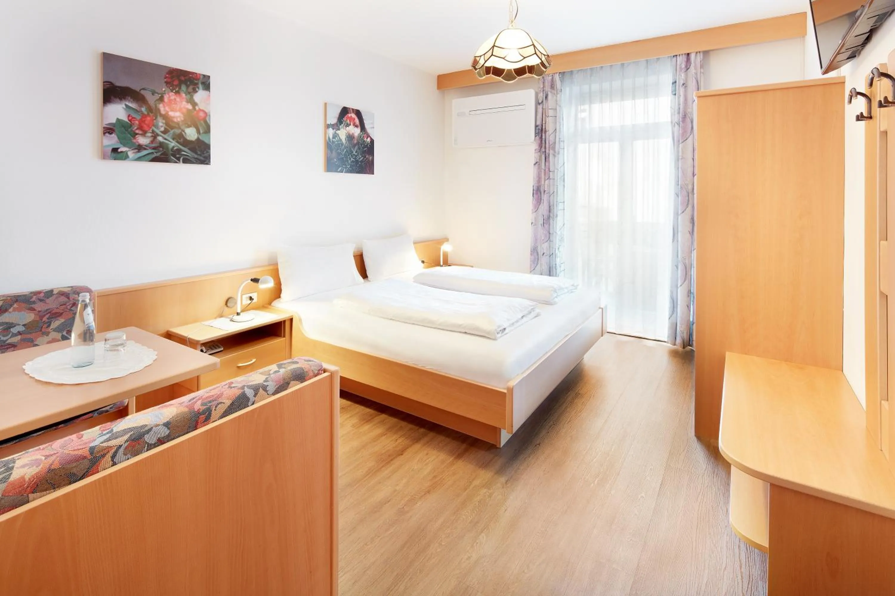 Bed in Angerburg Blumenhotel