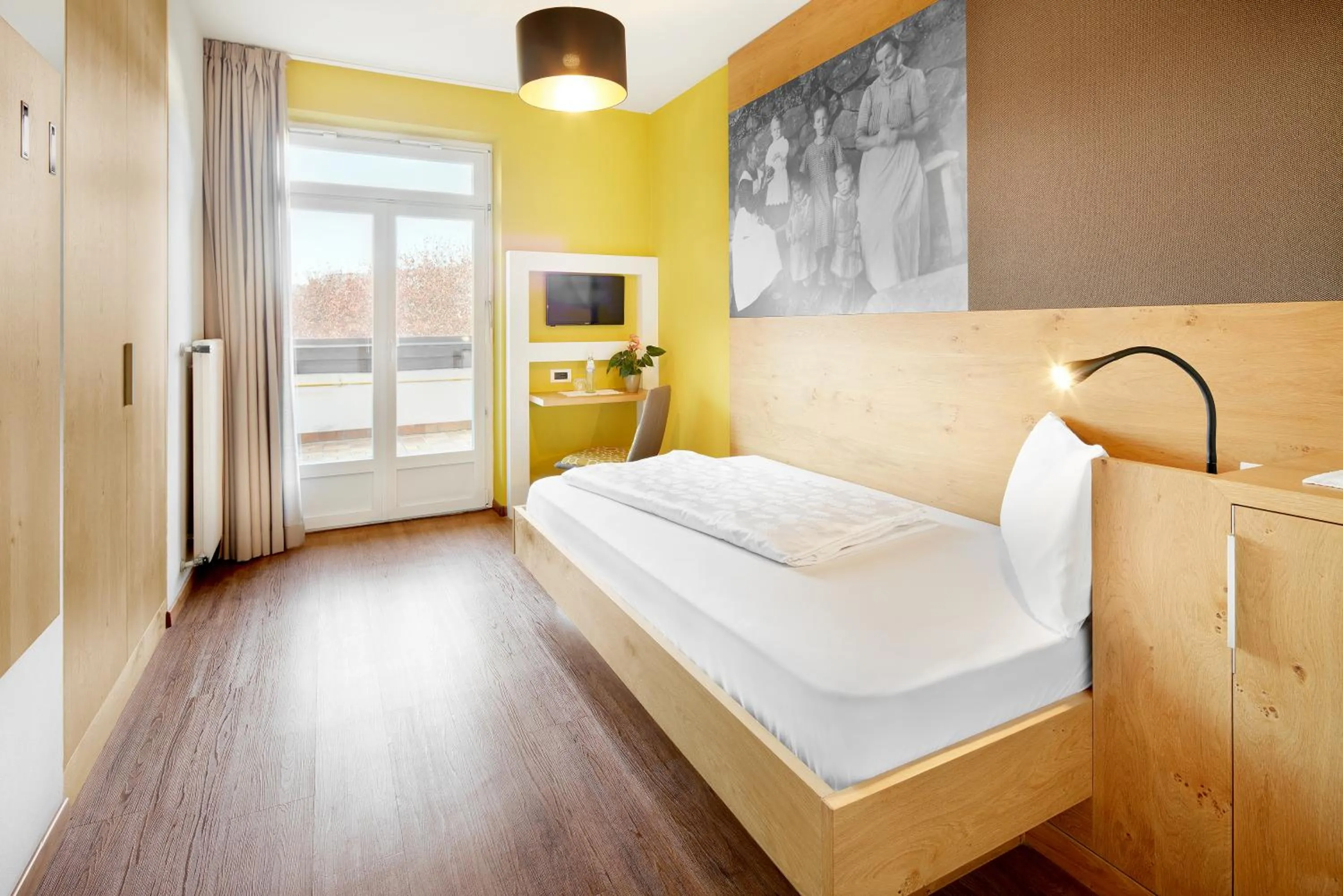 Photo of the whole room, Bed in Angerburg Blumenhotel