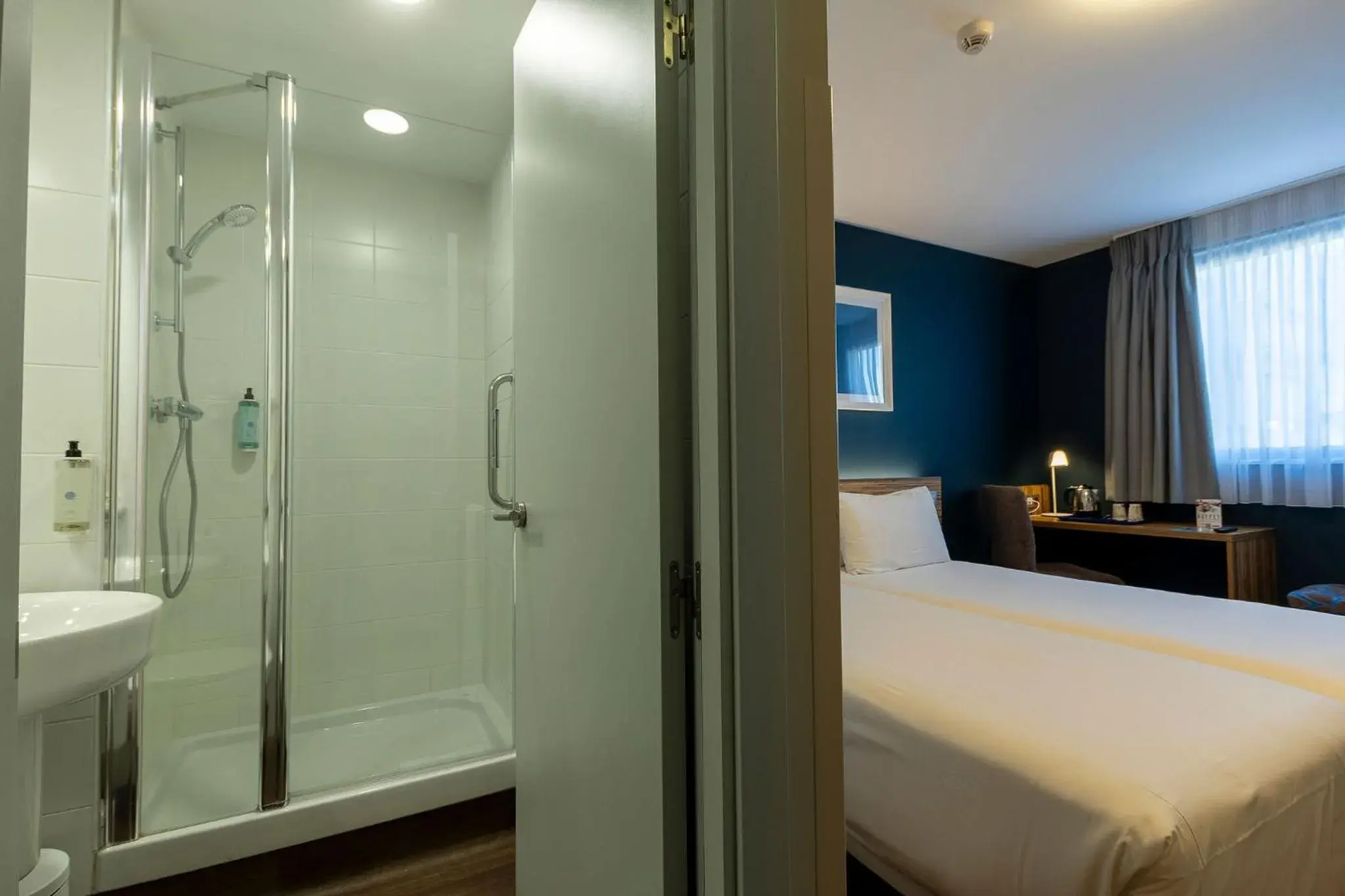 Shower, Bed in Travelodge Barcelona Poblenou Shower, Bed in Travelodge Barcelona Poblenou
