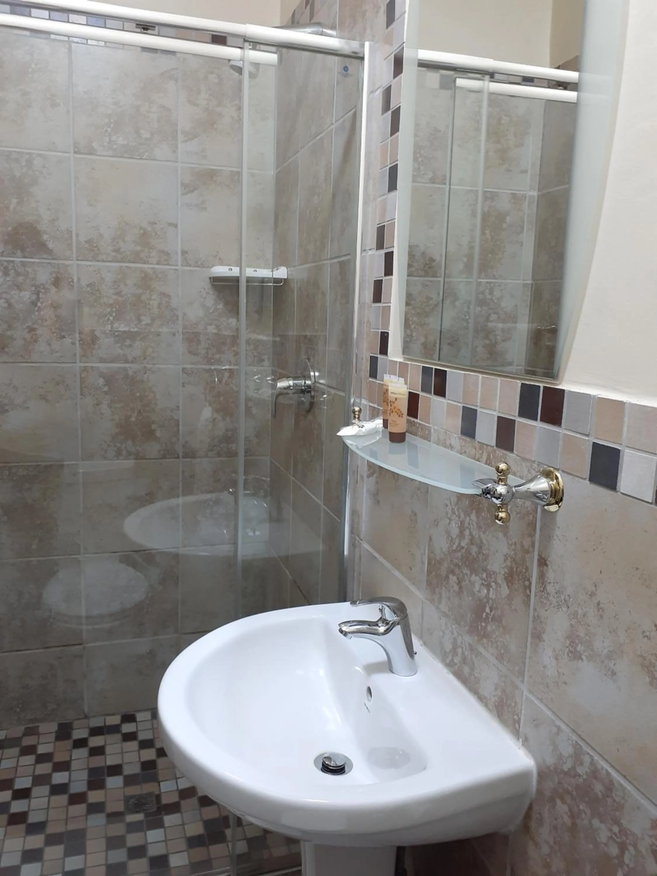 Shower in Kalahari Lodge Kimberley