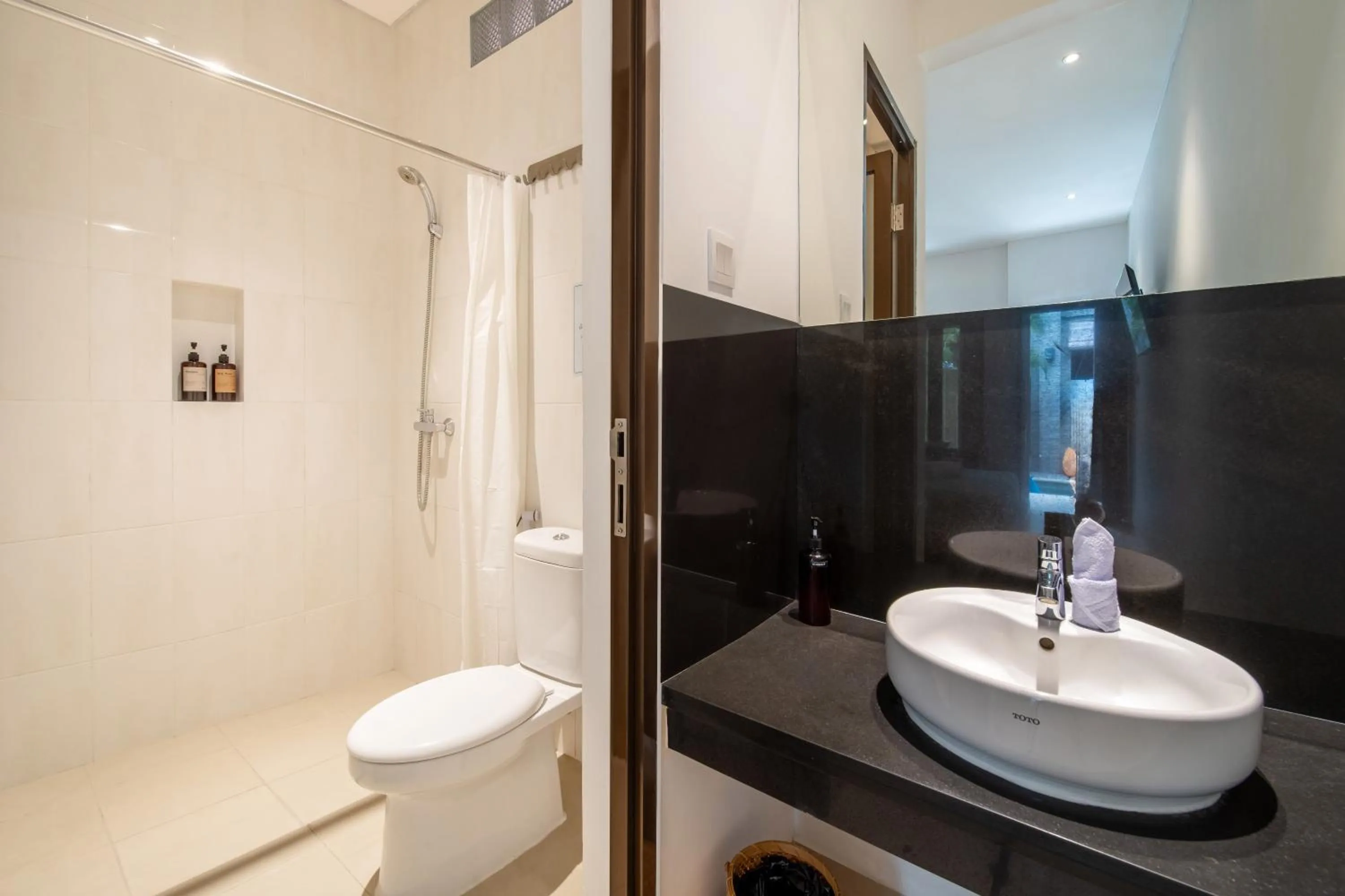 Toilet in Gelatik Bed And Breakfast