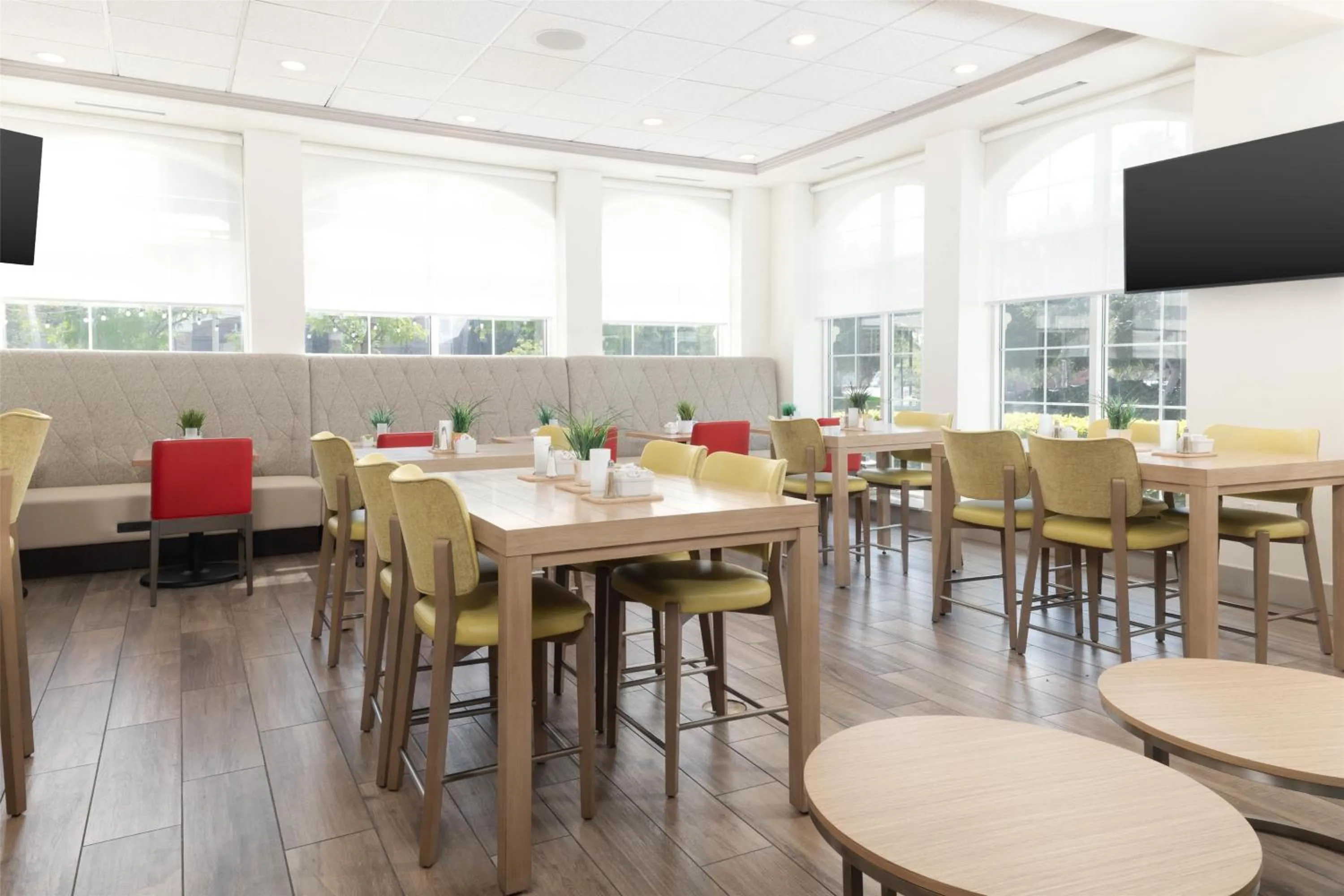 Restaurant/places to eat in Hilton Garden Inn Ontario Rancho Cucamonga