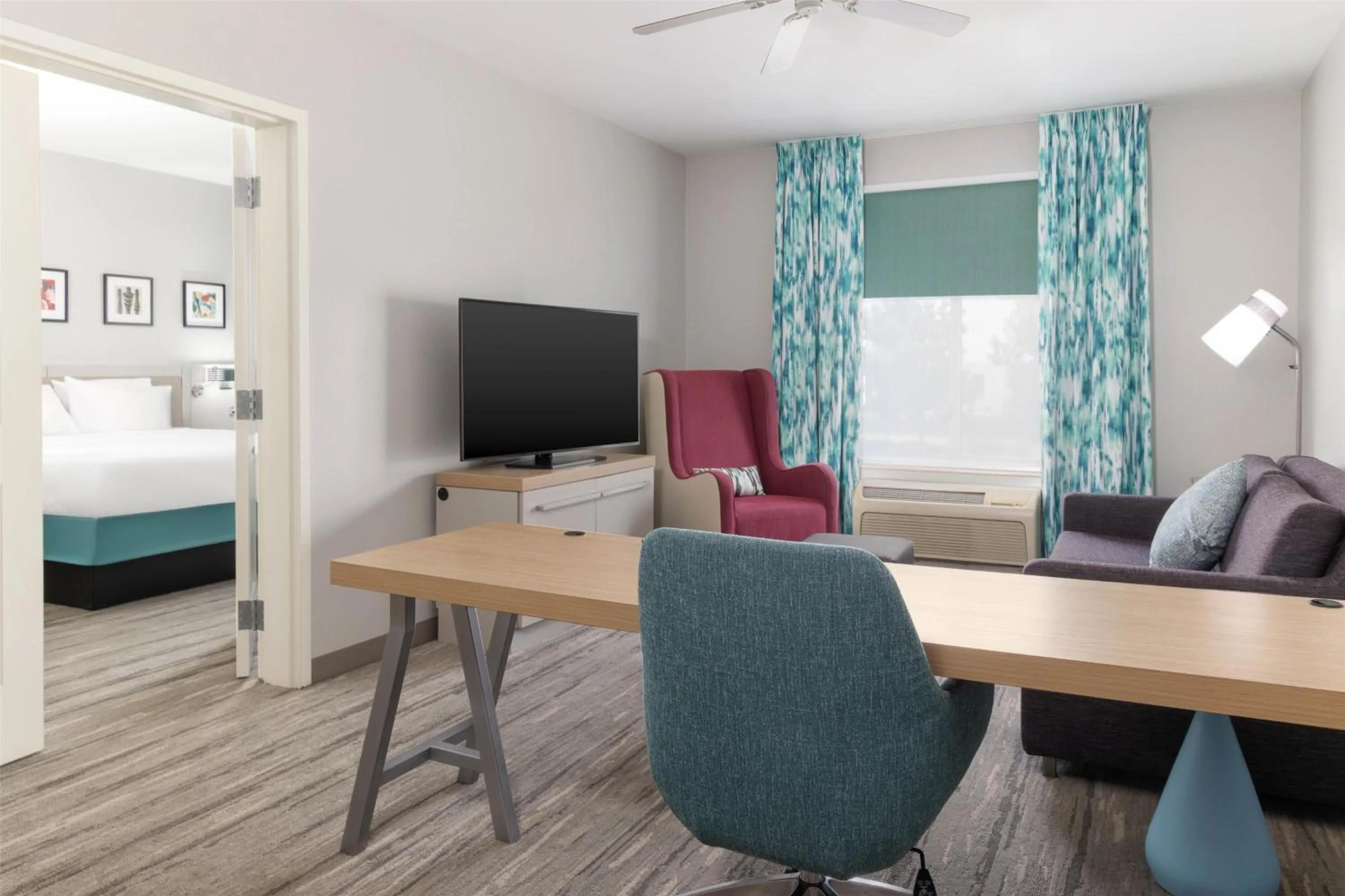 Living room, Bed in Hilton Garden Inn Ontario Rancho Cucamonga