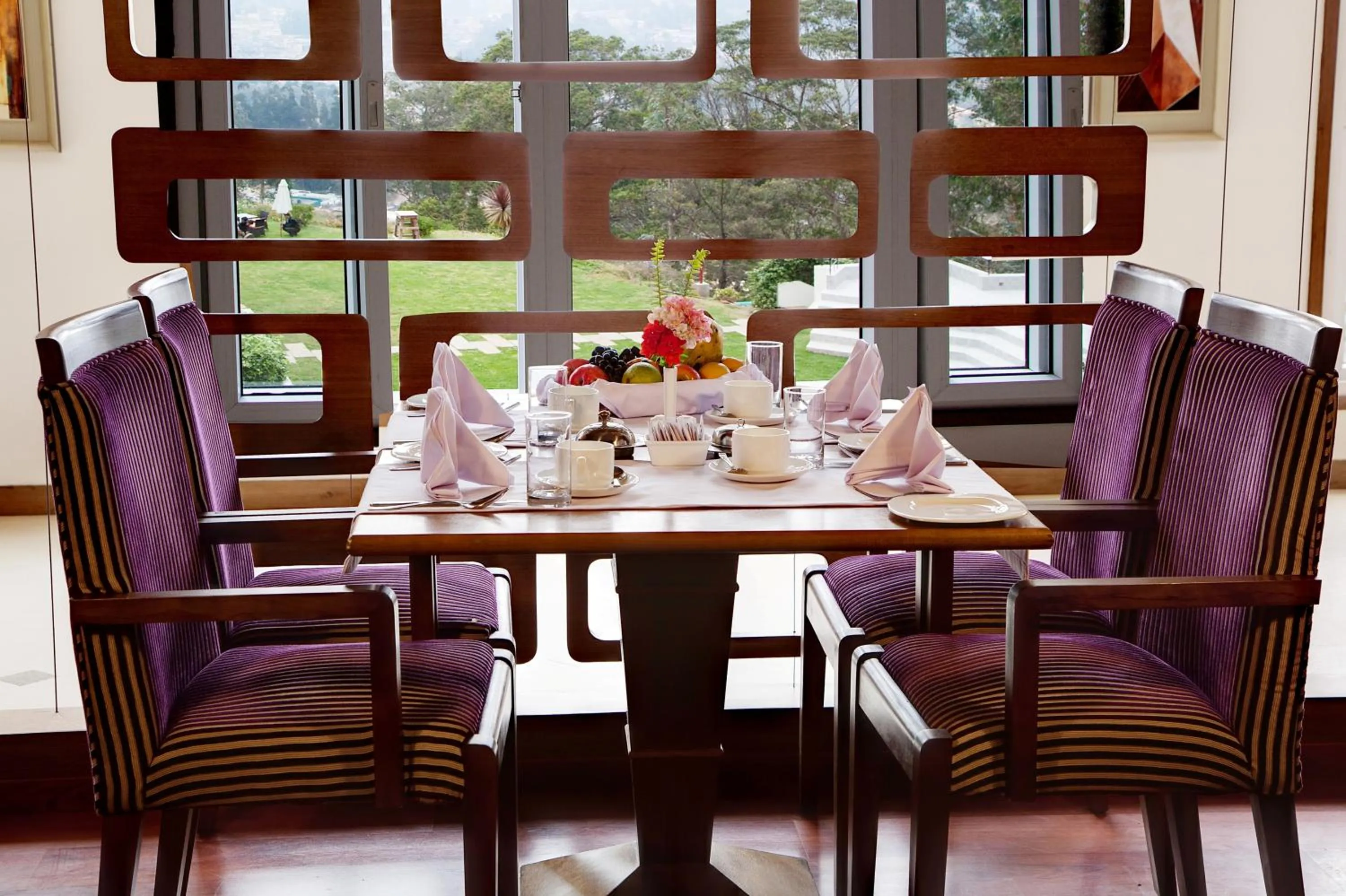 Restaurant/places to eat in Sinclairs Retreat Ooty