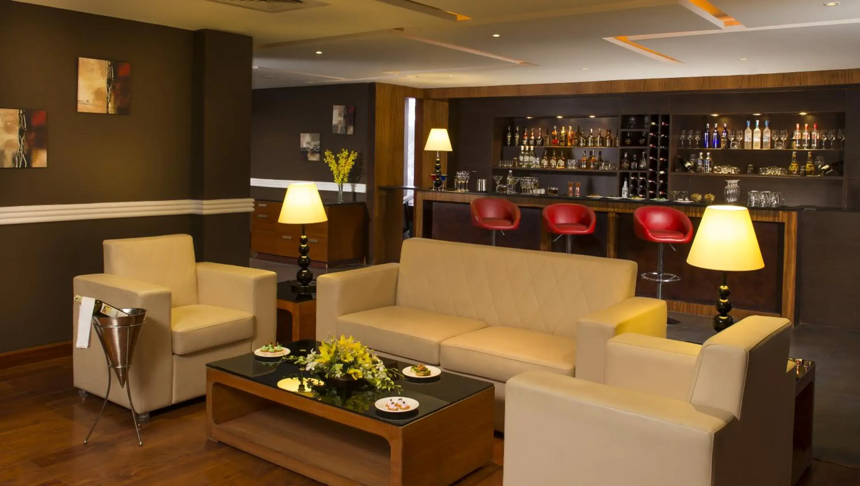 Lounge or bar in Mysore County Retreat Lounge or bar in Mysore County Retreat