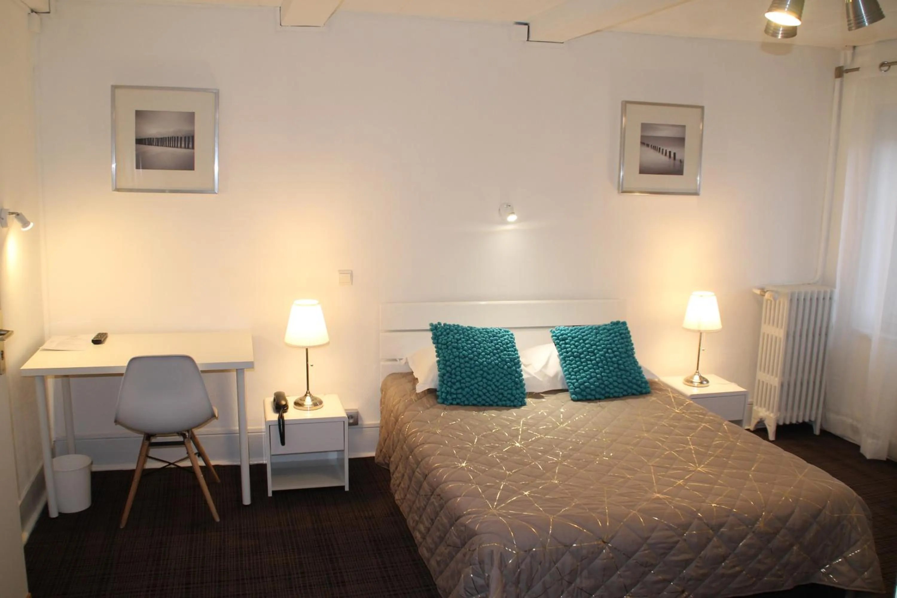 Photo of the whole room, Bed in Hôtel Rivière