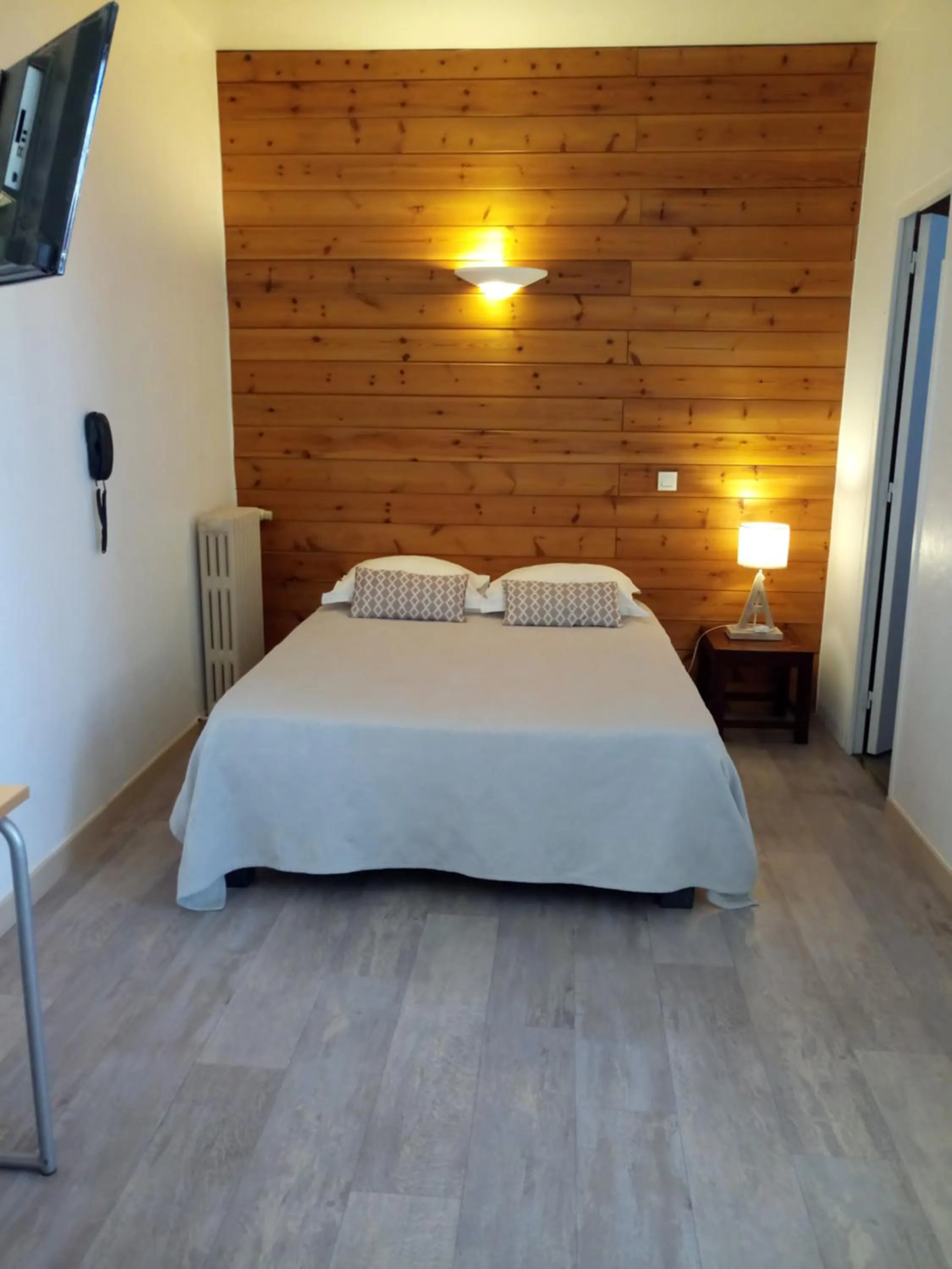 Photo of the whole room, Bed in Hôtel Rivière