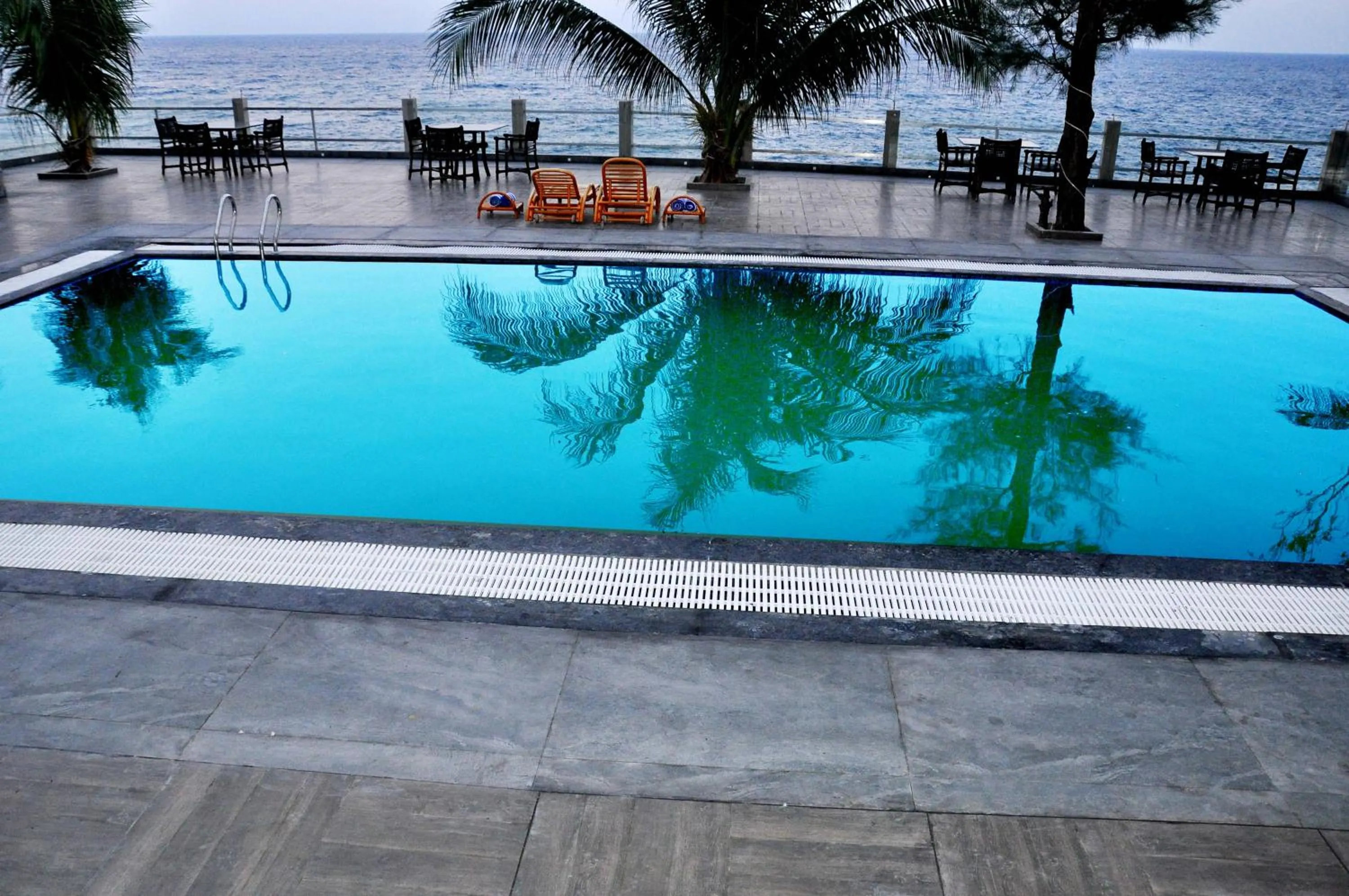 Swimming pool in Sinclairs Bayview
