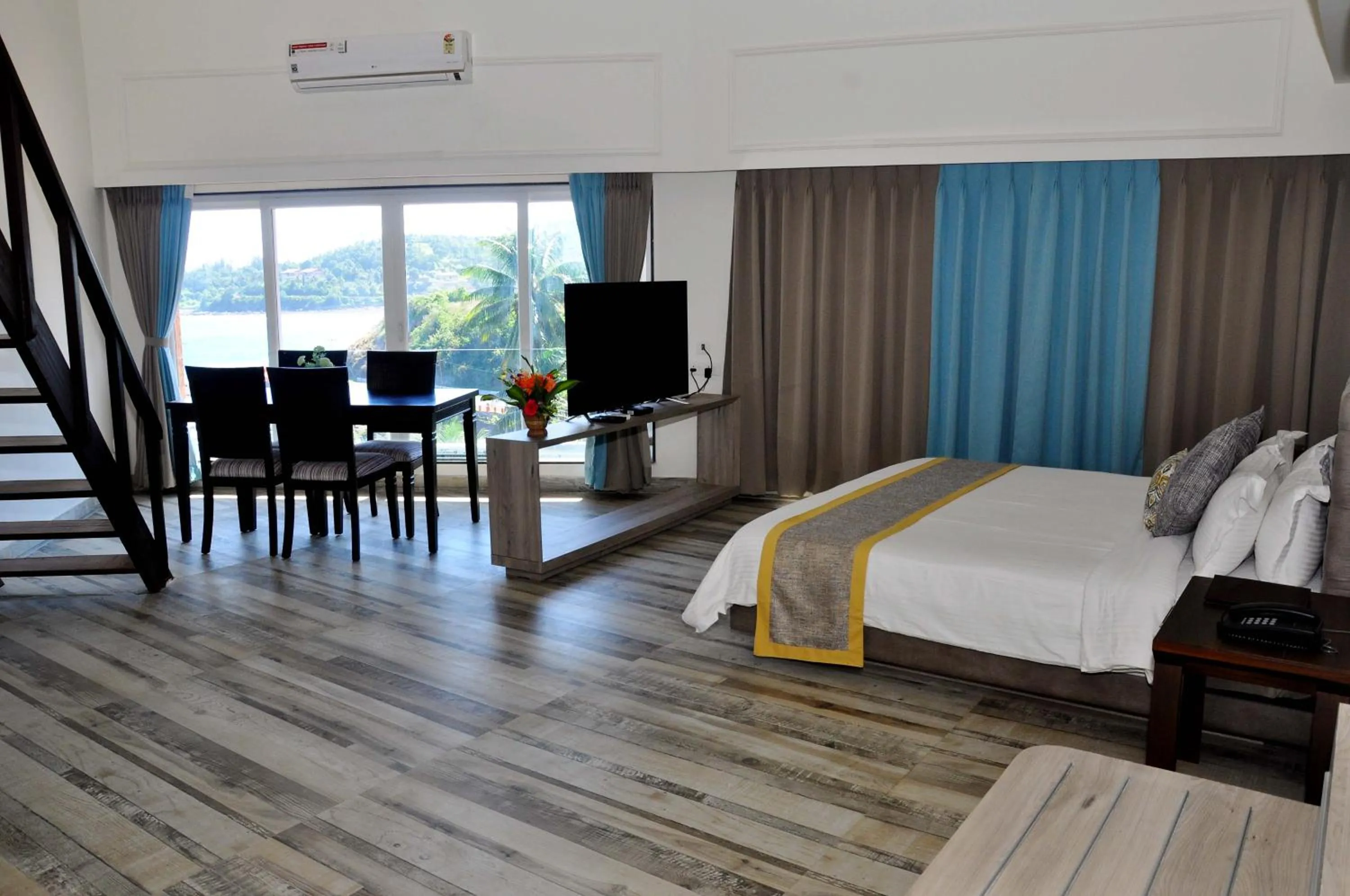 Photo of the whole room, Bed in Sinclairs Bayview