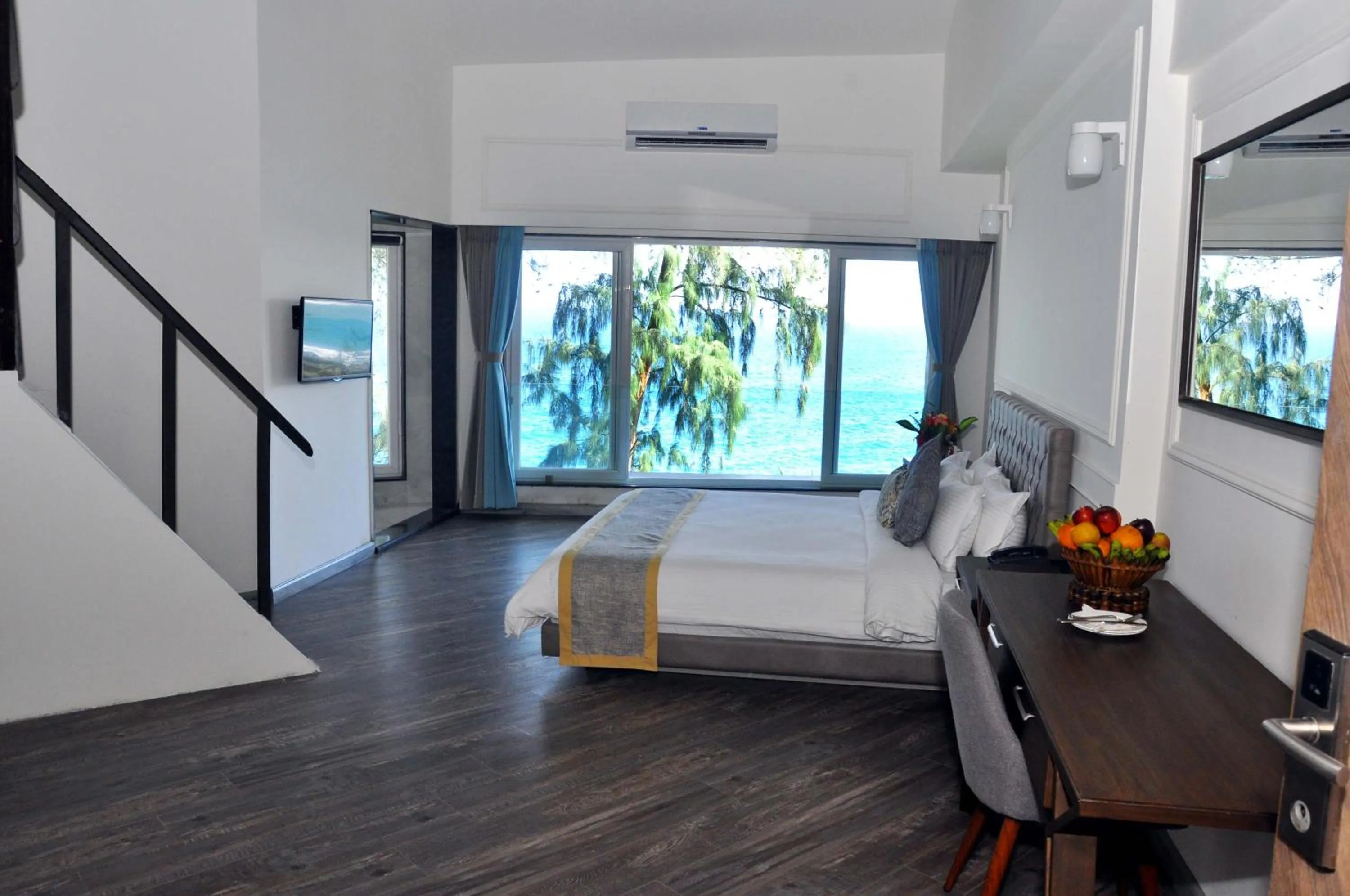 Photo of the whole room, Bed in Sinclairs Bayview