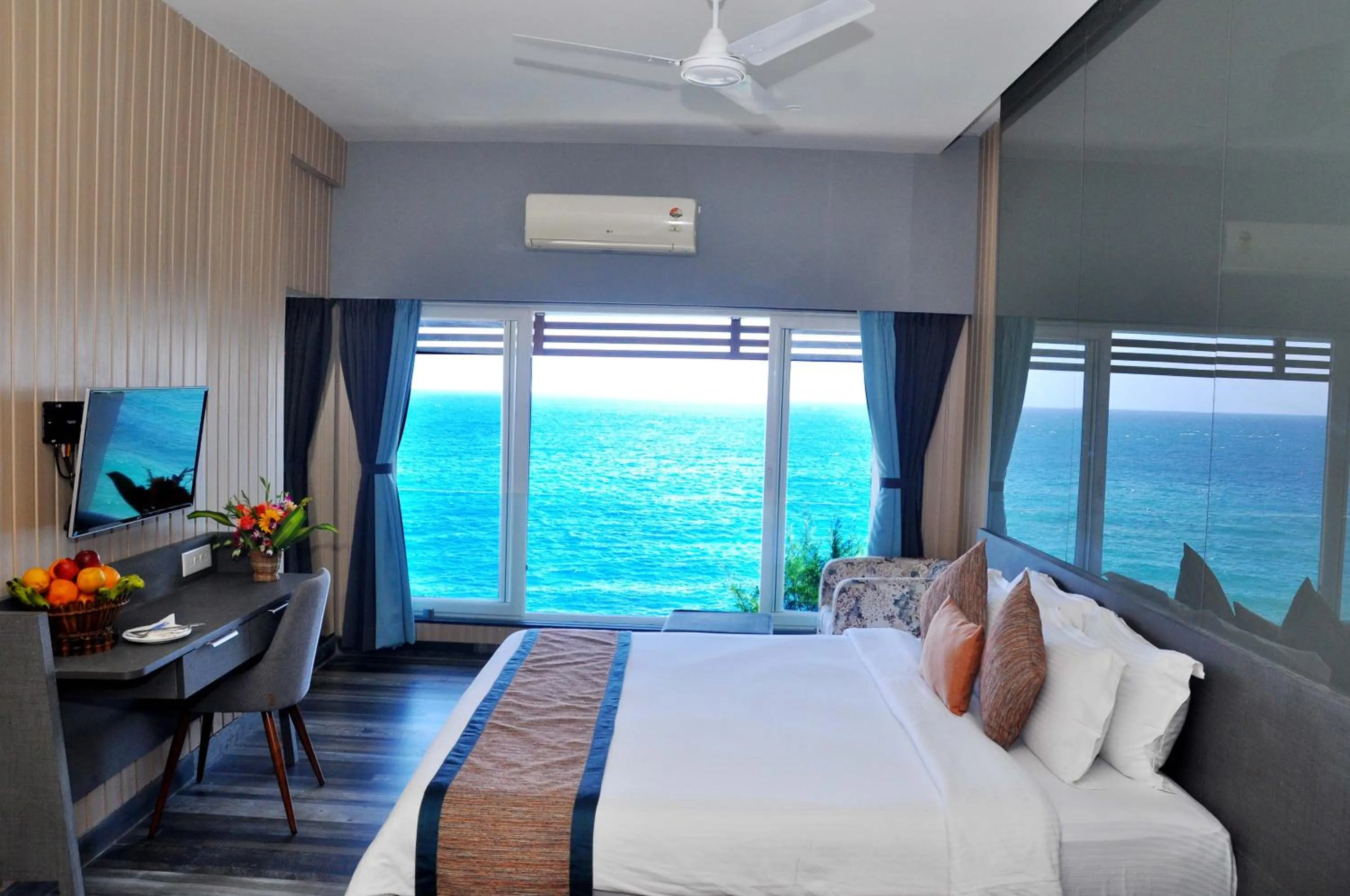 Photo of the whole room, Bed in Sinclairs Bayview