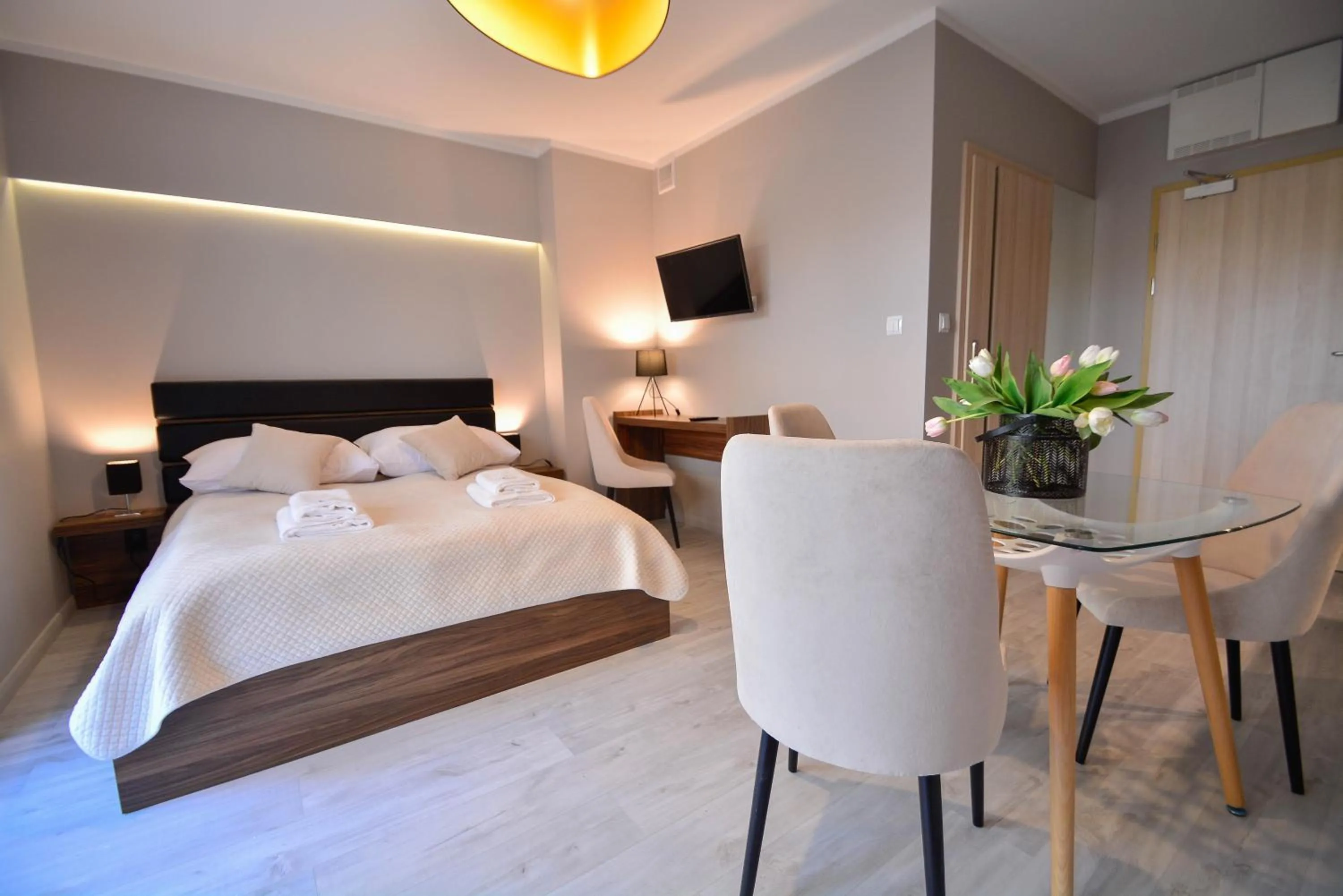 Bed in Osiedle Cesarskie Apartamenty - Parking - Apartamenty Bryza