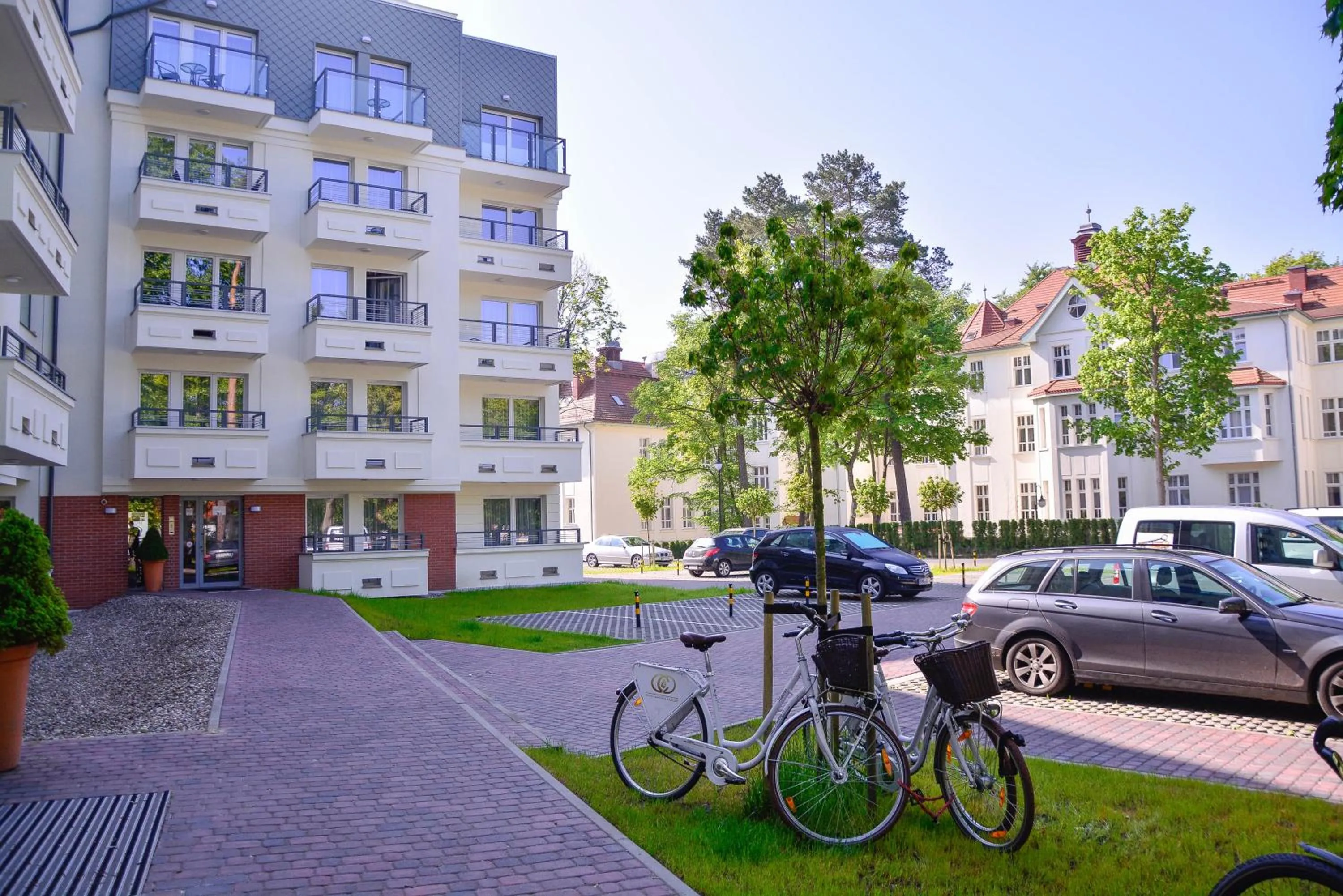 Property building in Osiedle Cesarskie Apartamenty - Parking - Apartamenty Bryza