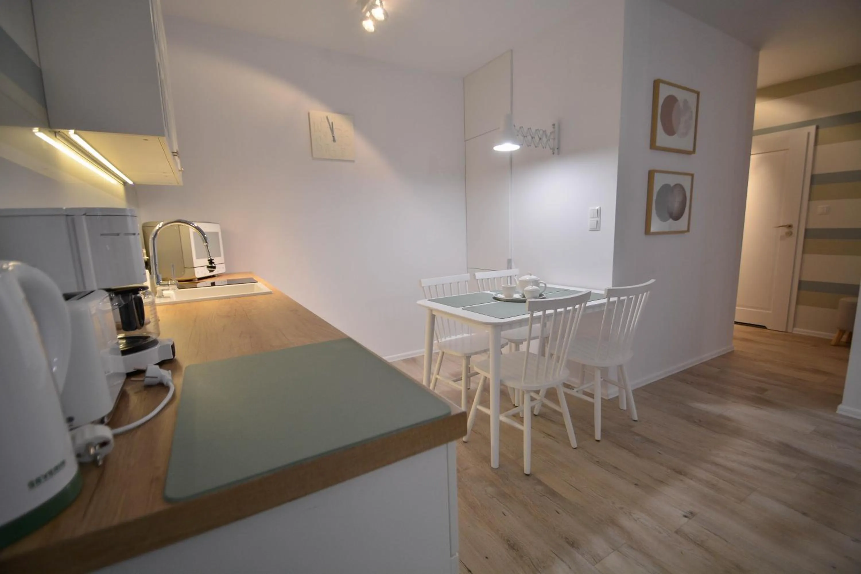 Kitchen or kitchenette in Osiedle Cesarskie Apartamenty - Parking - Apartamenty Bryza