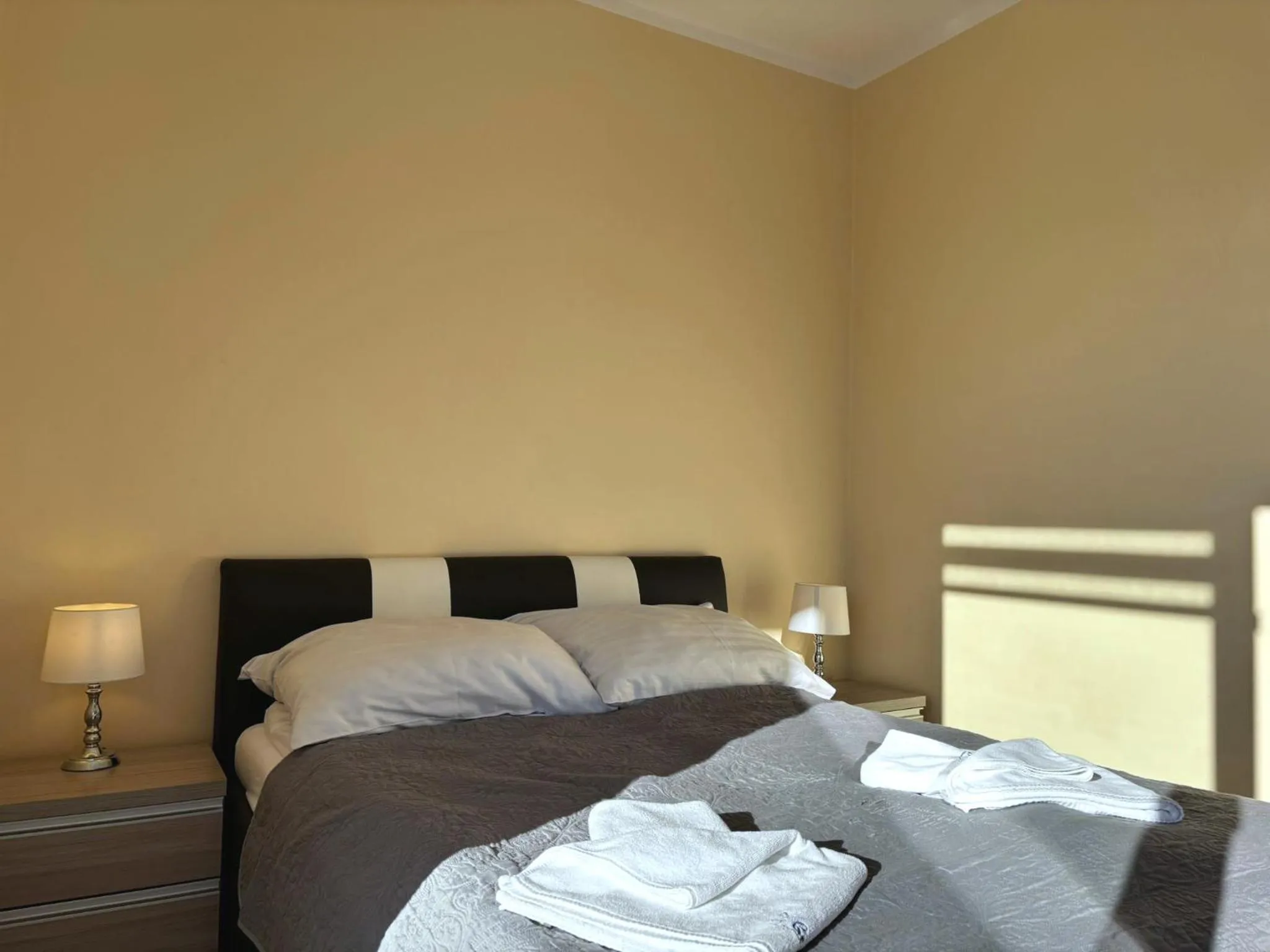 Bed in Osiedle Cesarskie Apartamenty - Parking - Apartamenty Bryza